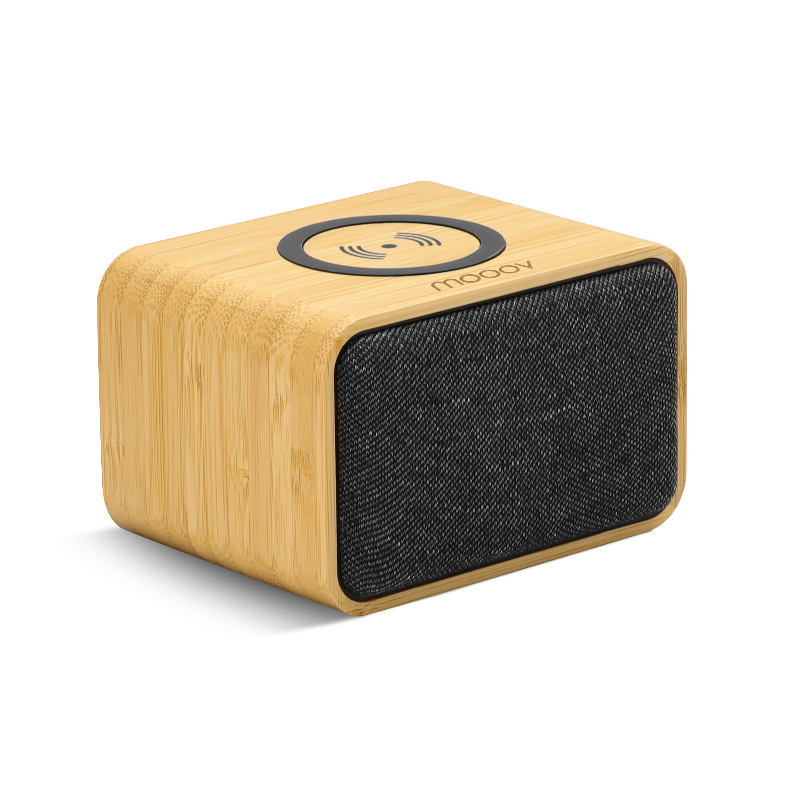 Altavoz color bambú con frente de malla negra y símbolo de carga inalámbrica arriba.
