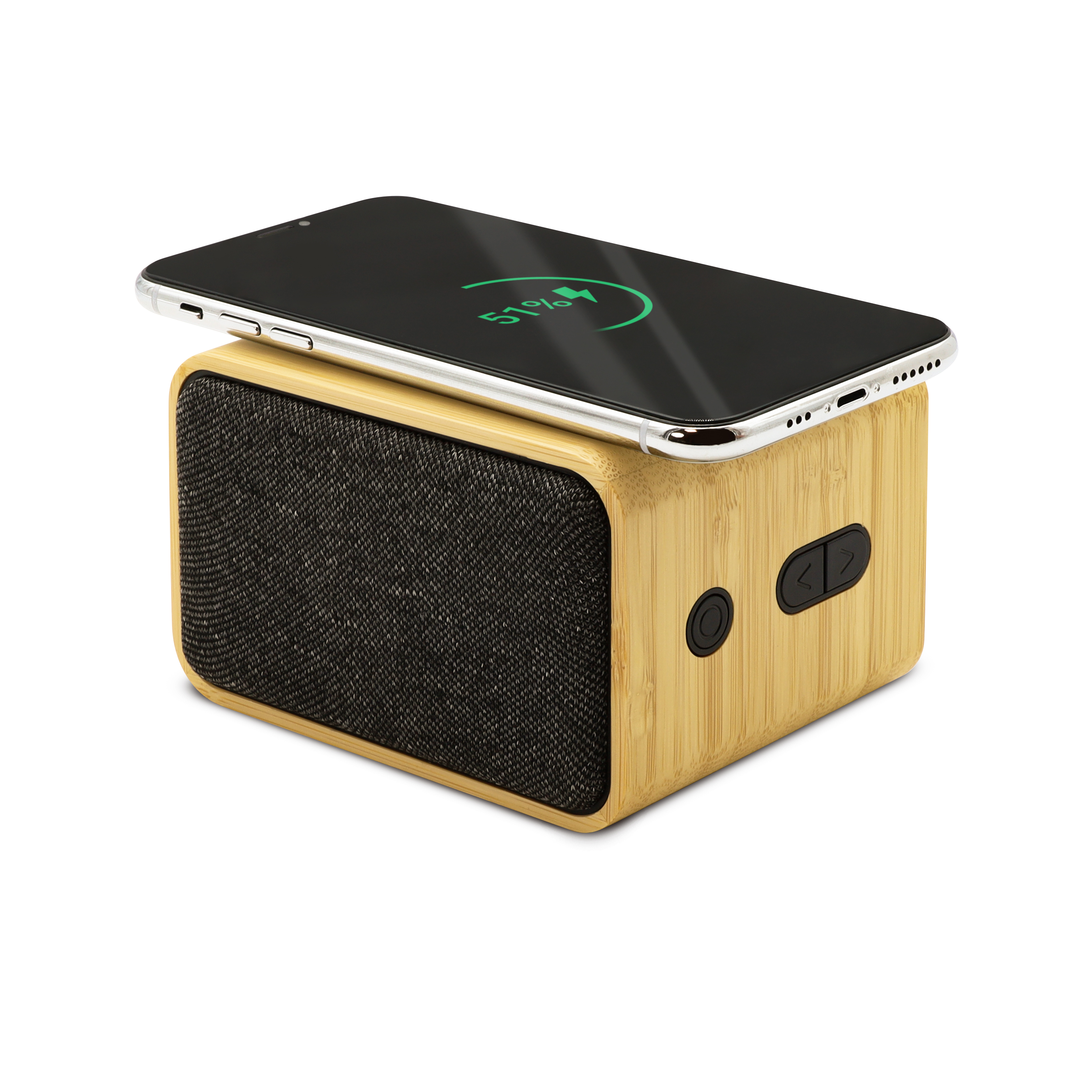 Teléfono cargando en un cargador inalámbrico y altavoz de madera.