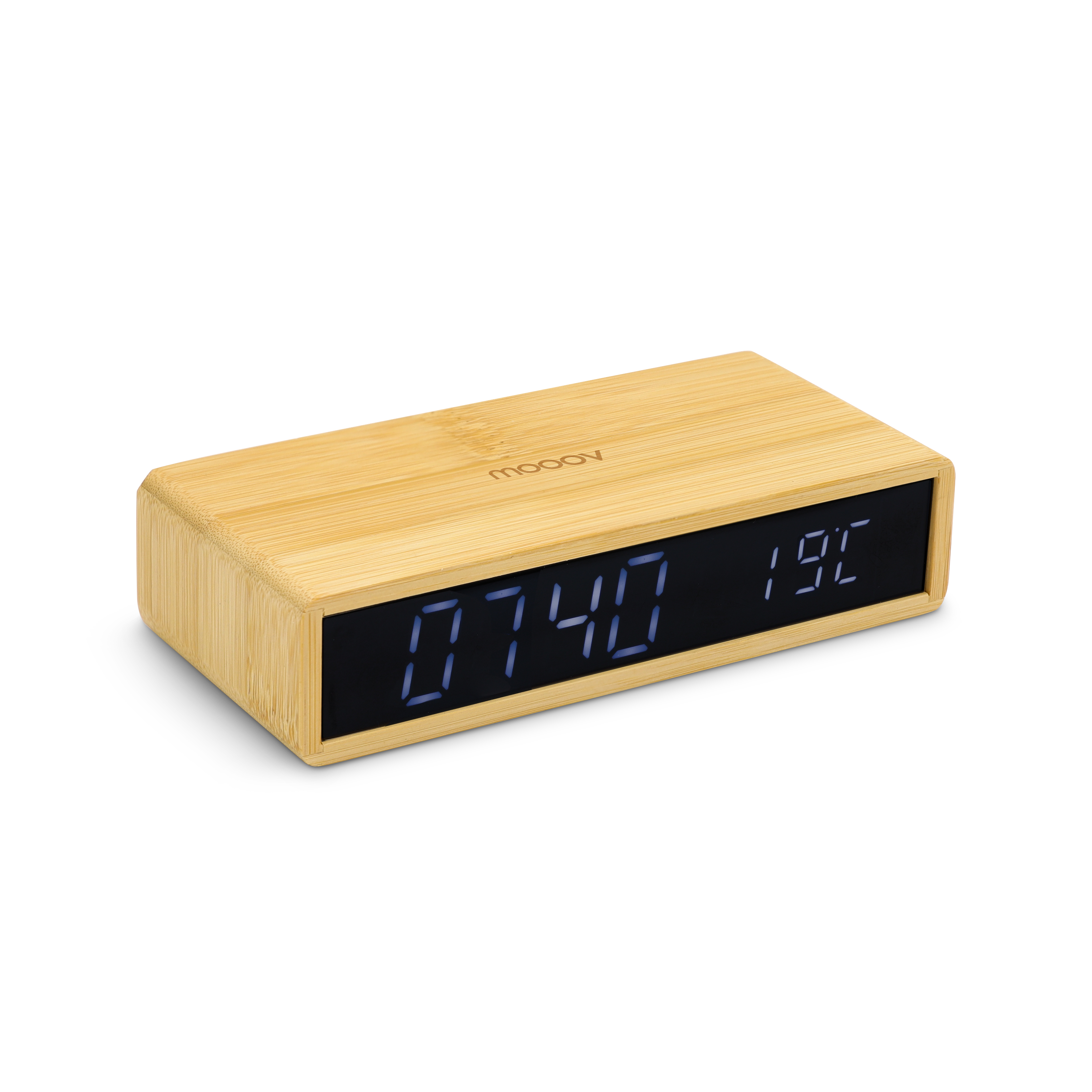 Un reloj digital con aspecto de madera que muestra la hora y la temperatura, sobre una superficie blanca.