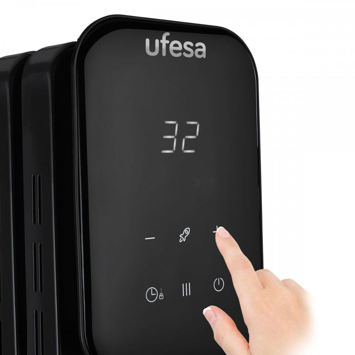 Calentador Ufesa negro con pantalla digital que muestra 32. Una mano toca el botón más.