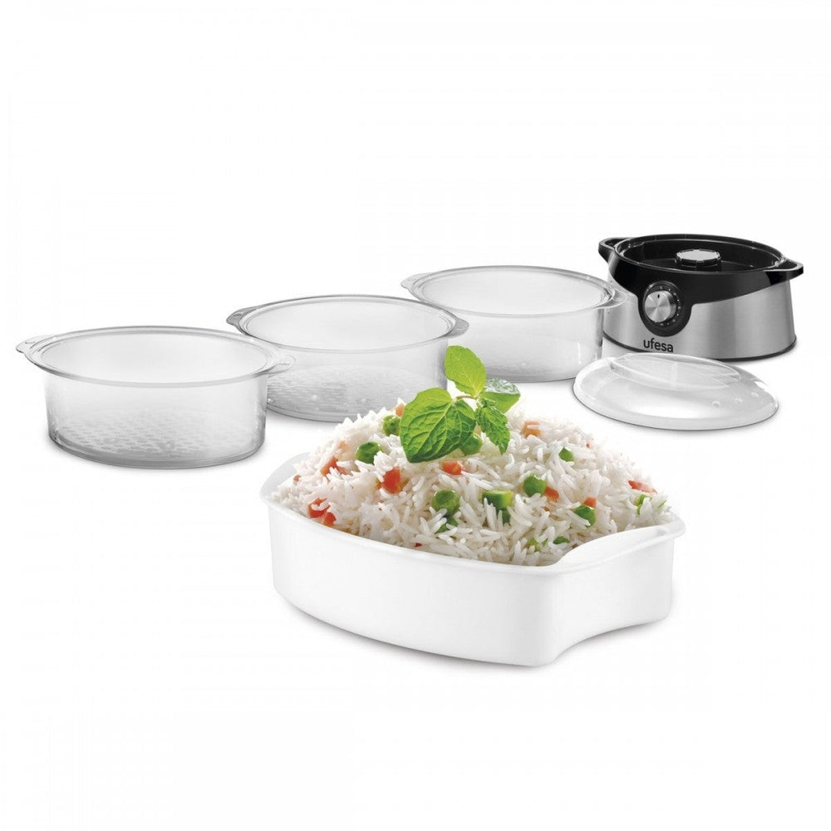 Arroz con verduras en un recipiente blanco, con tres recipientes transparentes y un aparato plateado.
