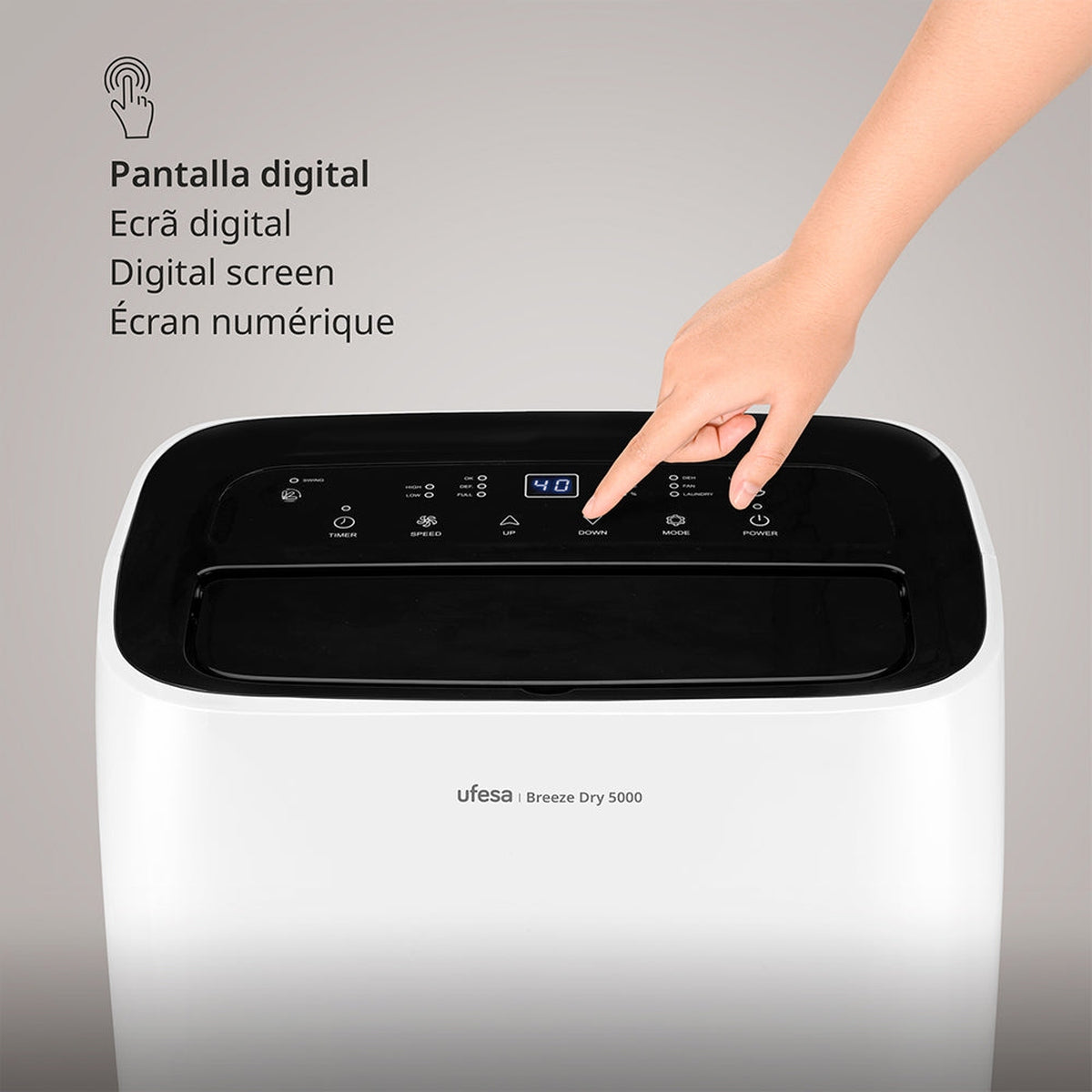 Dłoń dotykająca cyfrowego ekranu na białym urządzeniu, wyświetlającego ekran cyfrowy.