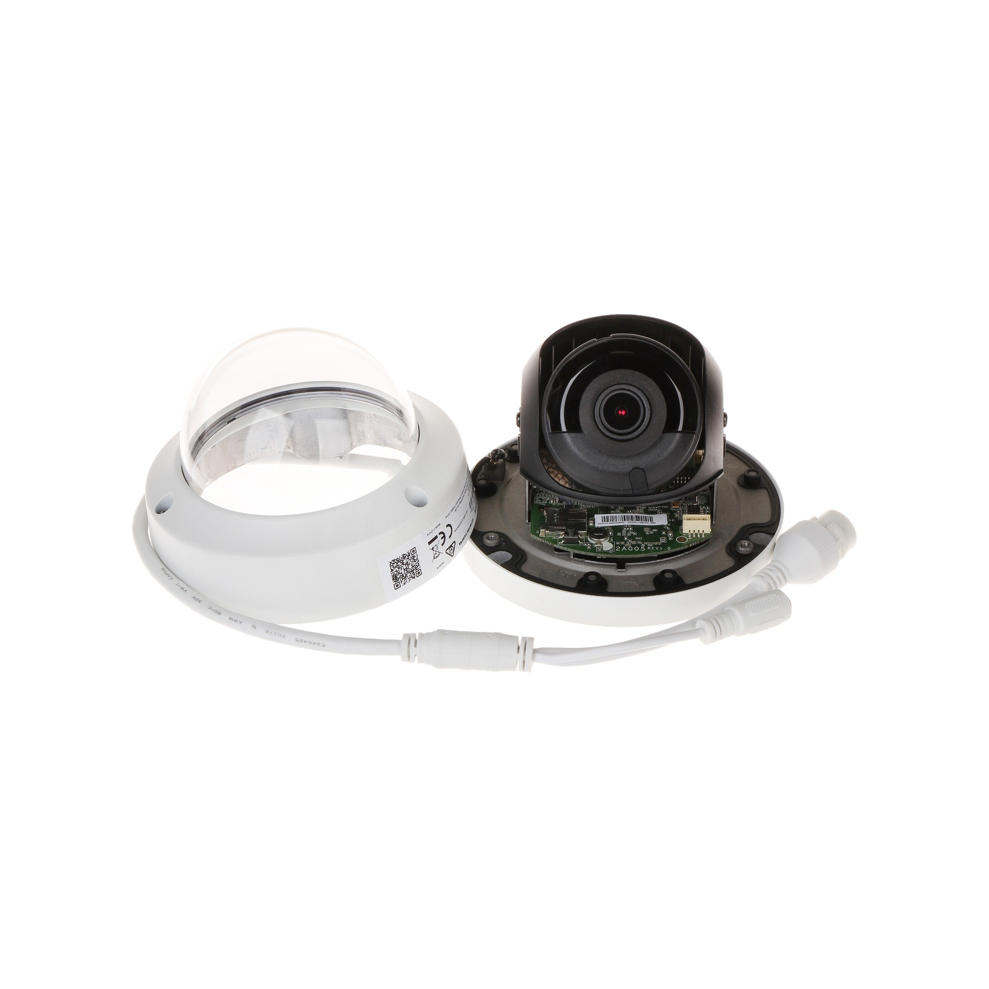 Części kamery bezpieczeństwa, w tym kopuła, podstawa i kable. Białe tło.