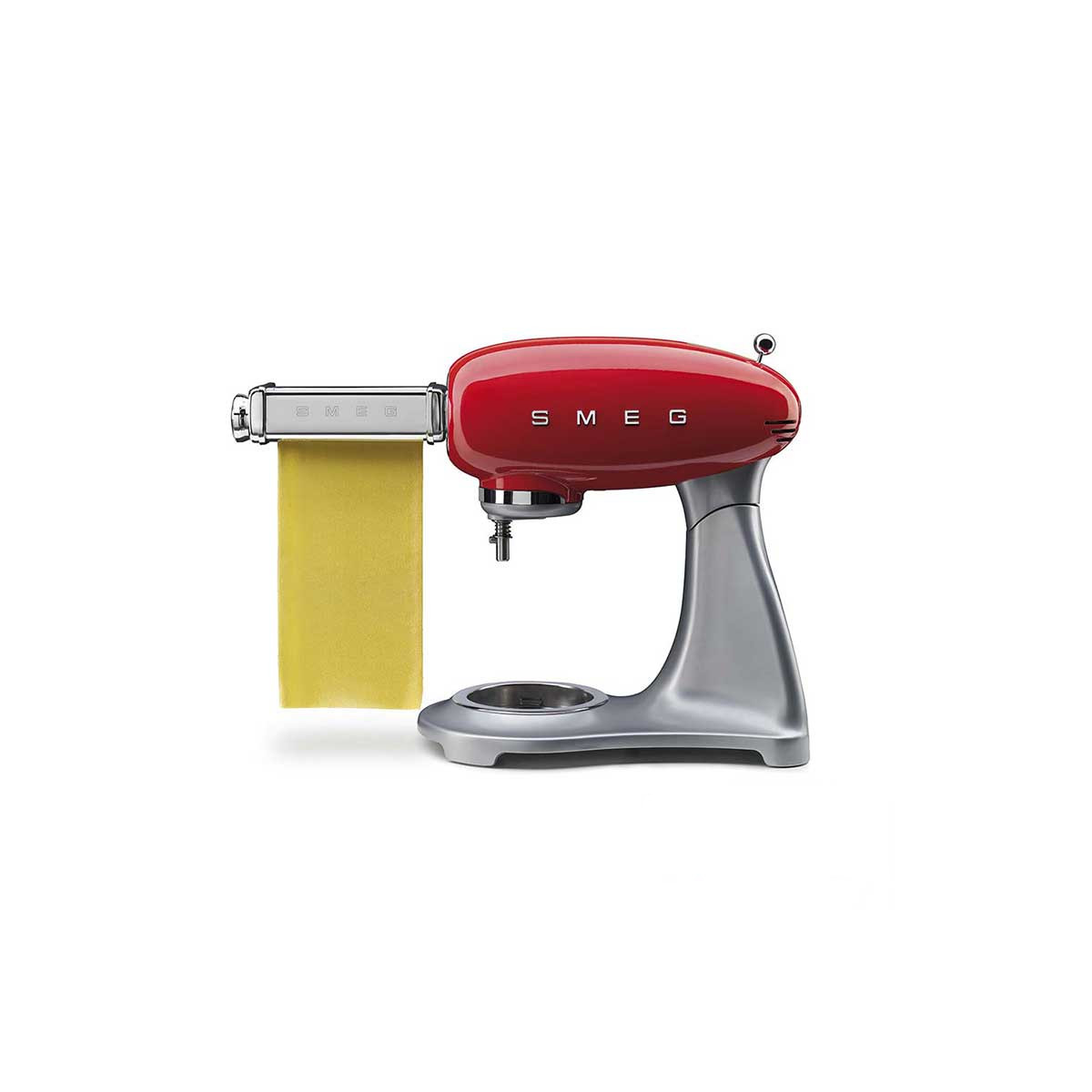 Rote und silberne Smeg-Pastamaschine mit produzierter Pasta.