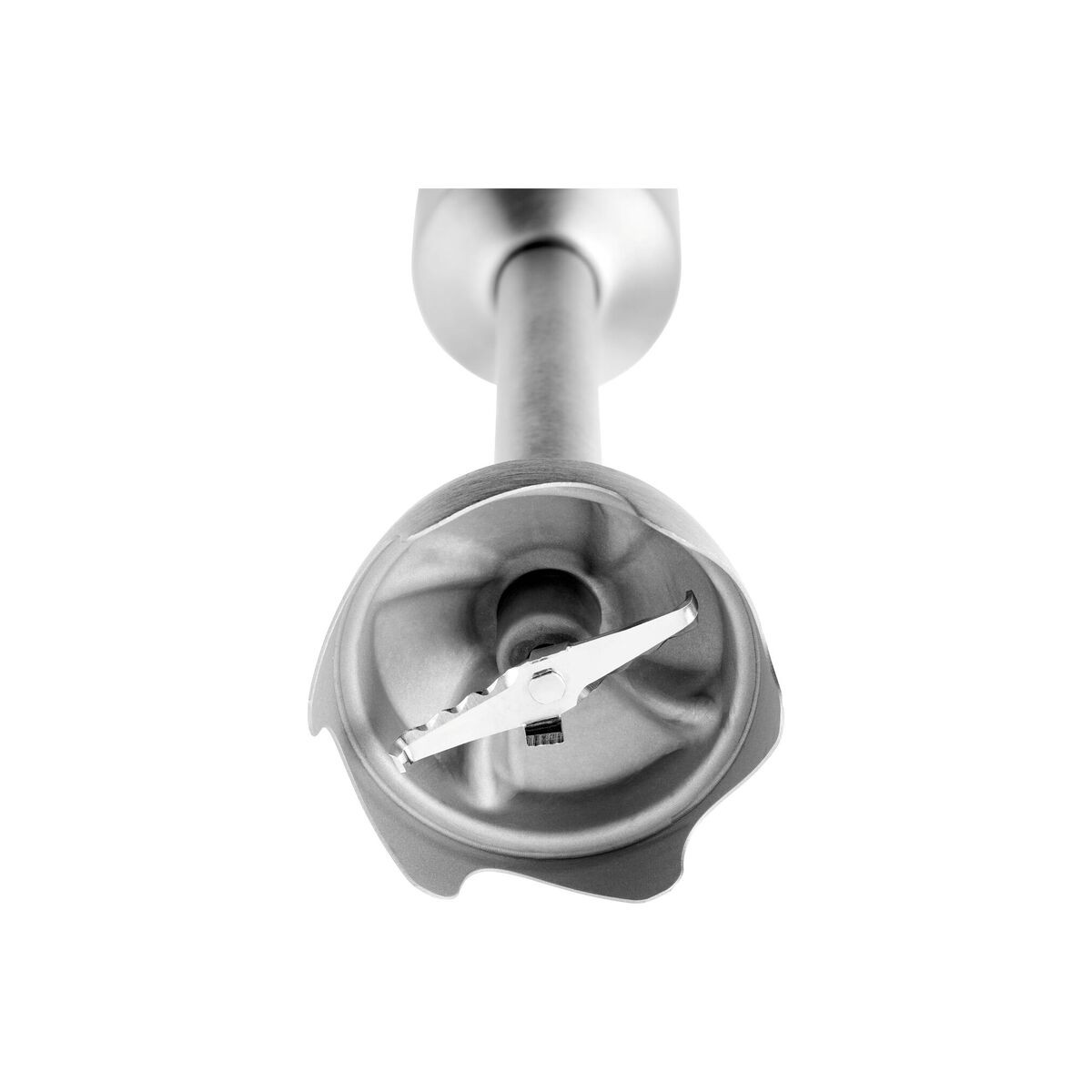 Zbliżenie na głowicę srebrnego blendera ręcznego. Ostrze w środku. Głowica stożkowa z otworami.