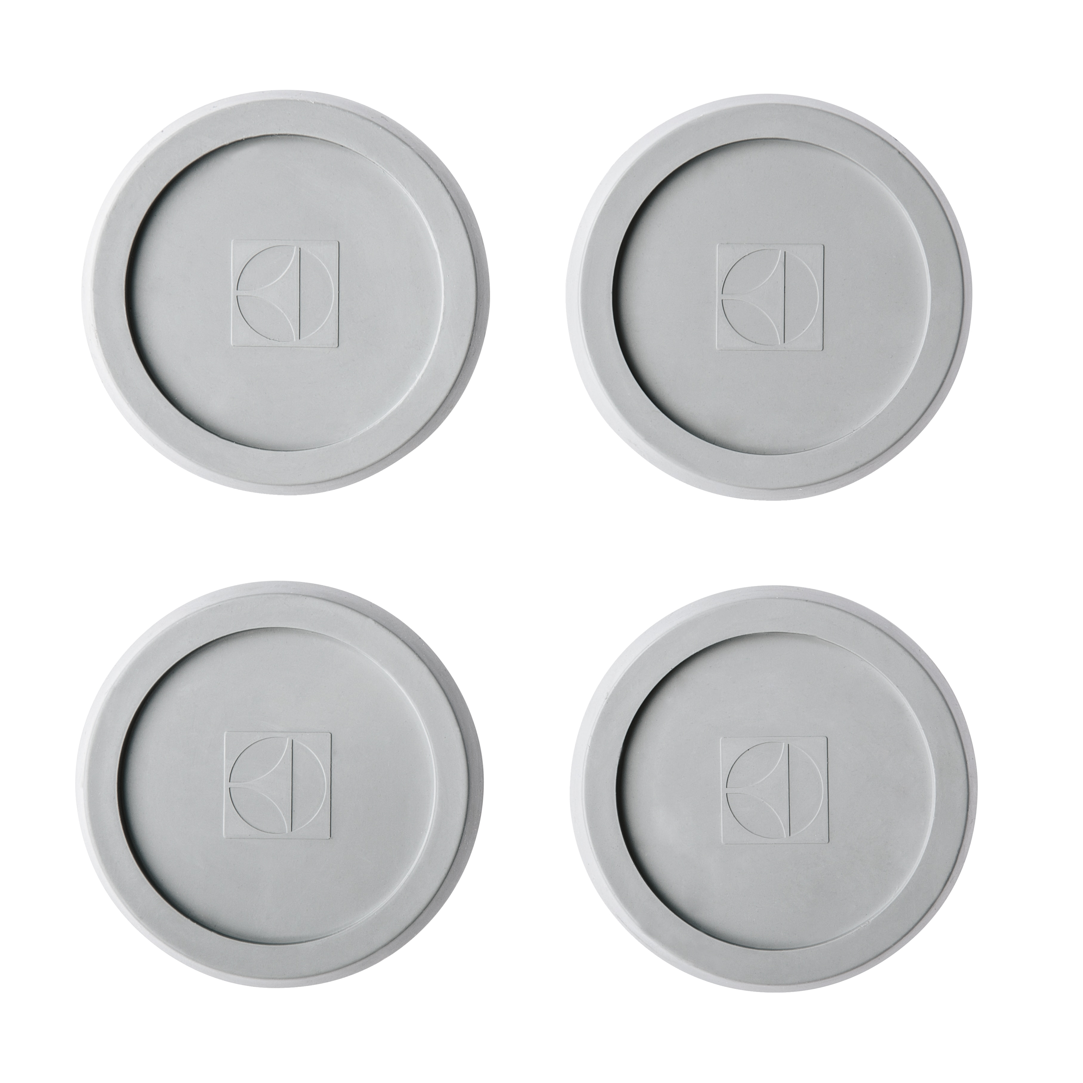 Cuatro objetos grises, redondos, tipo tapa con un logo cada uno, sobre superficie blanca.