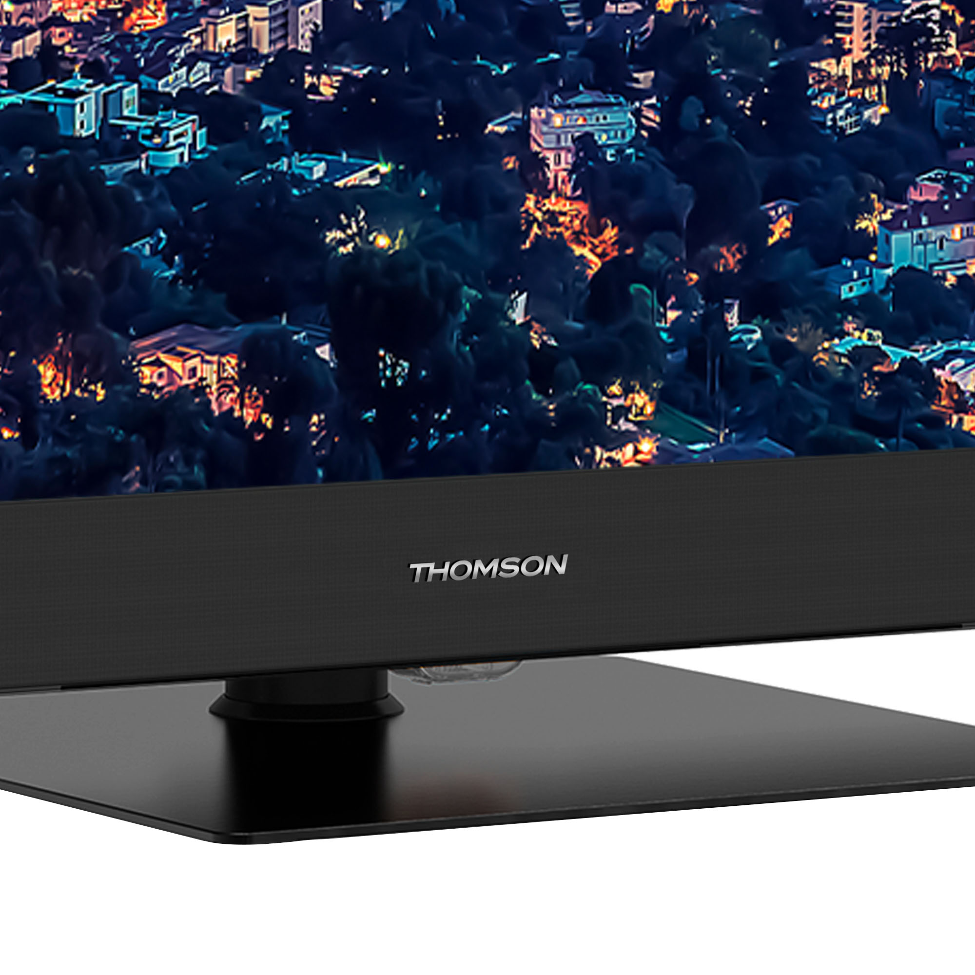 Un televisor Thomson negro muestra una escena nocturna de la ciudad. El televisor está sobre un soporte negro. El logotipo es visible.