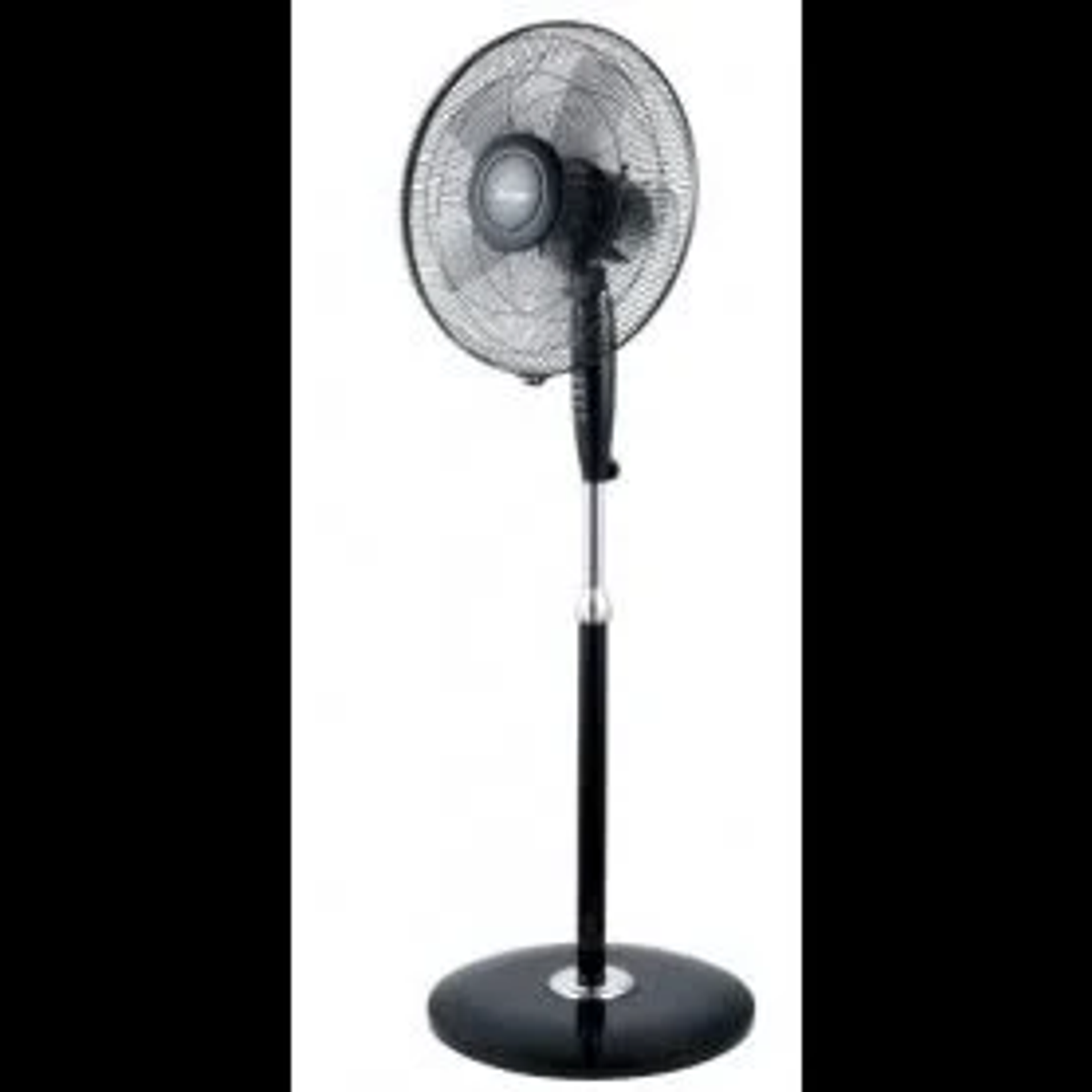 Czarny wentylator stojący z okrągłą podstawą i osłoną ochronną z przodu.