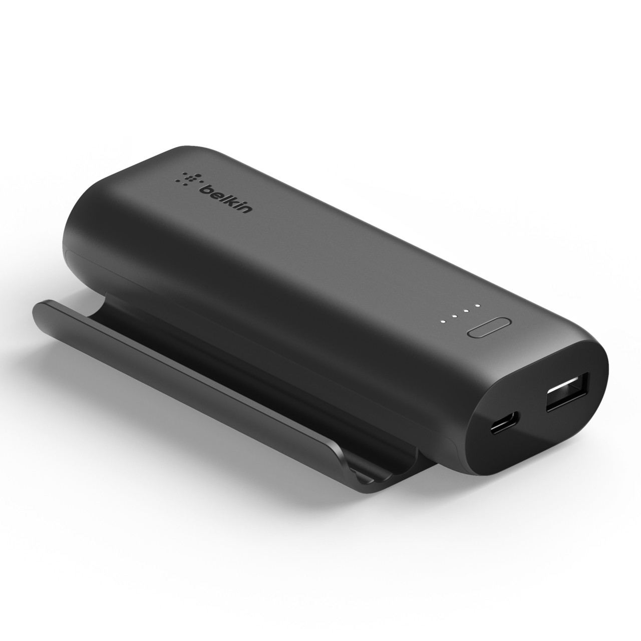 Een zwarte Belkin powerbank met een standaard op een wit oppervlak.