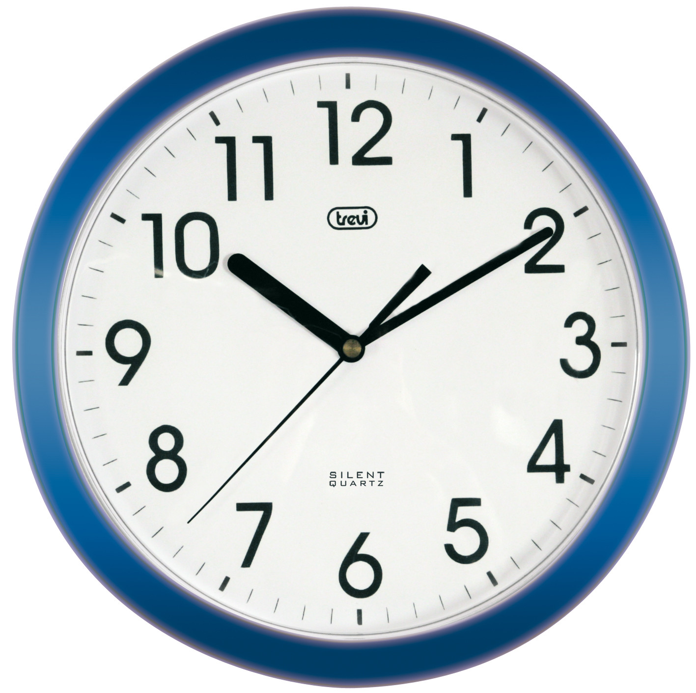 Blau umrandete Wanduhr. Weißes Zifferblatt mit schwarzen Zahlen und Zeigern. Weißer Hintergrund.