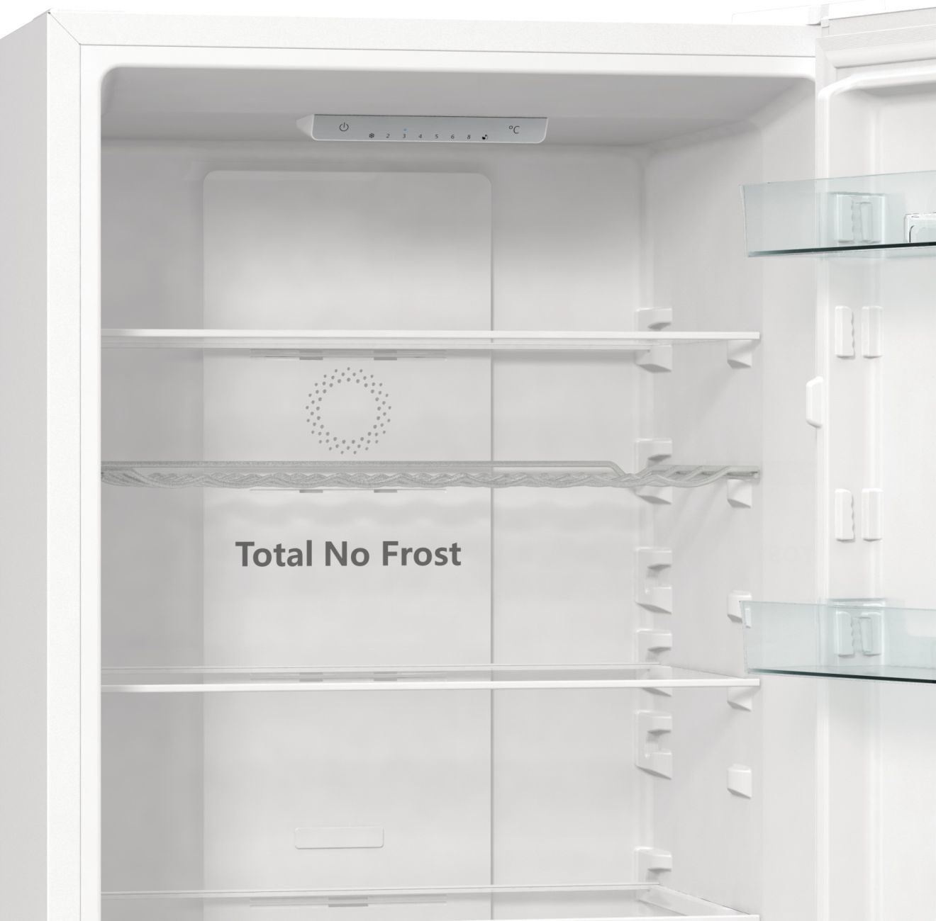 Interno di un frigorifero bianco. Ripiani in vetro e le parole "Total No Frost" sono visibili.