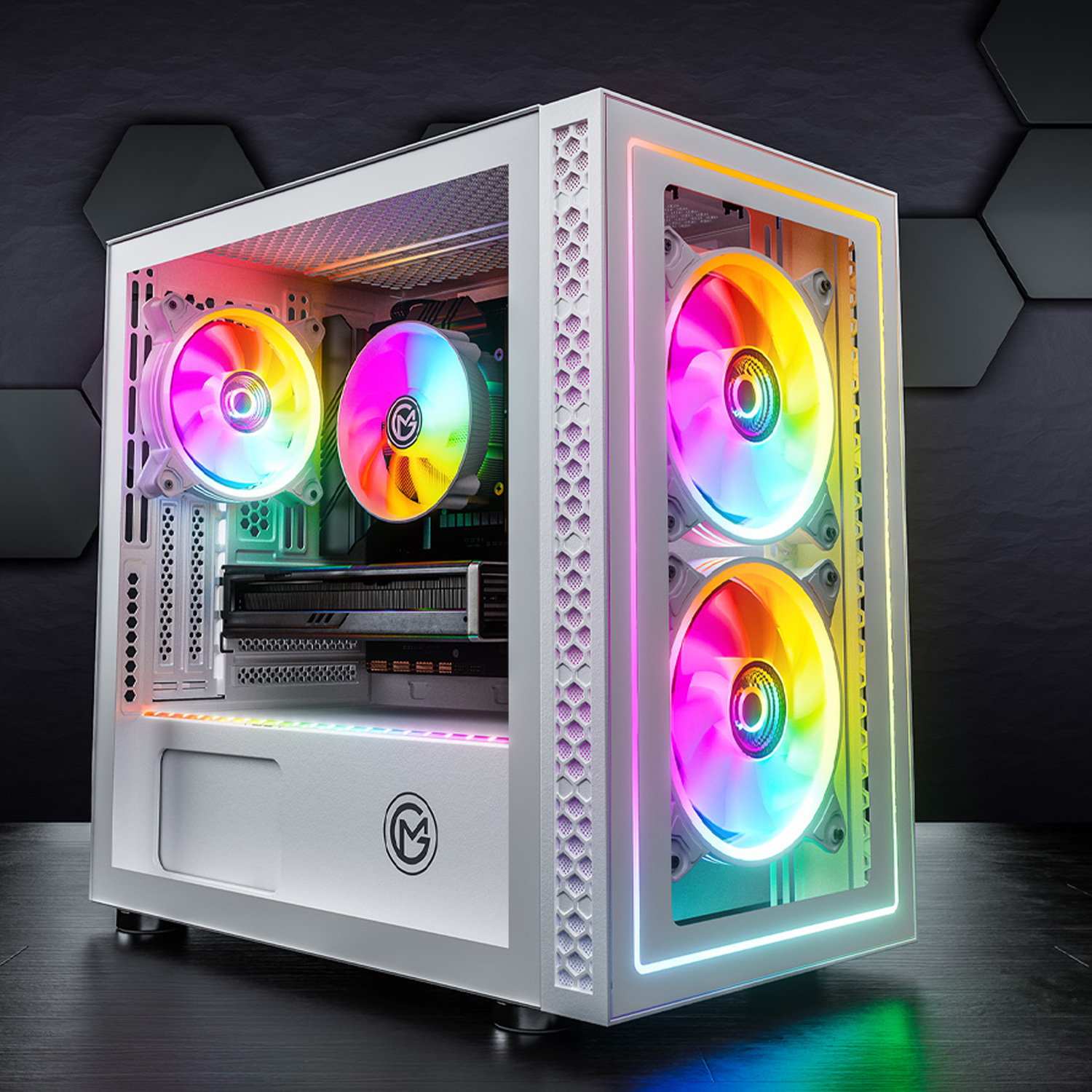 Weißes Computergehäuse mit Regenbogenlichtern und Lüftern. Schwarzer Hintergrund mit sechseckigem Muster.