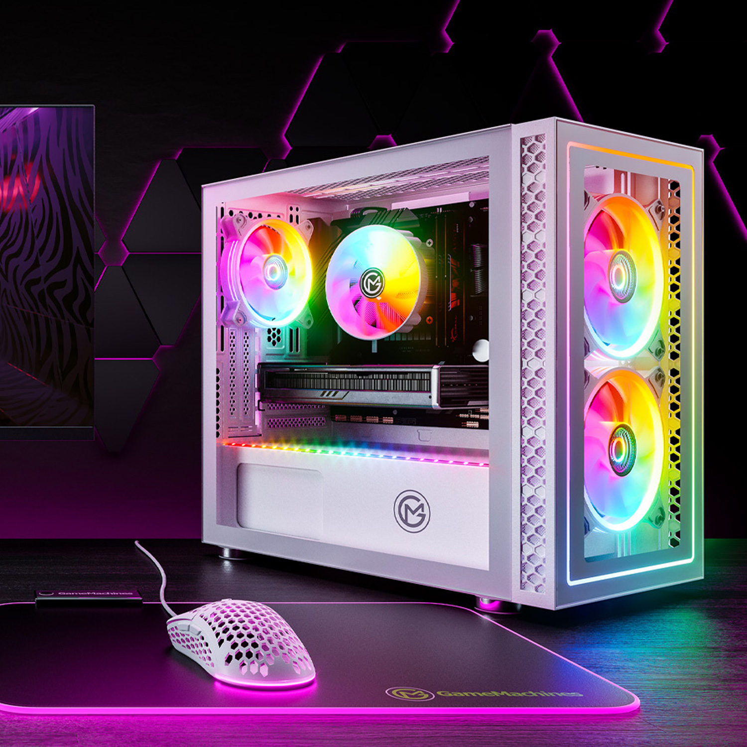 Ein Computergehäuse mit bunten Lüftern und einer Maus auf einem schwarzen Mauspads mit pinken und lilafarbenen Lichtern.