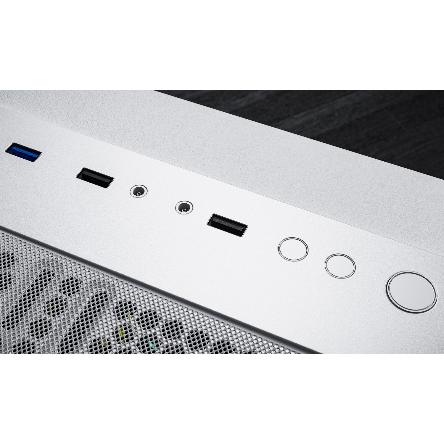 Nahaufnahme eines weißen Computergehäuses mit USB-Anschlüssen und Ein-Aus-Taste. Schwarzer Hintergrund.