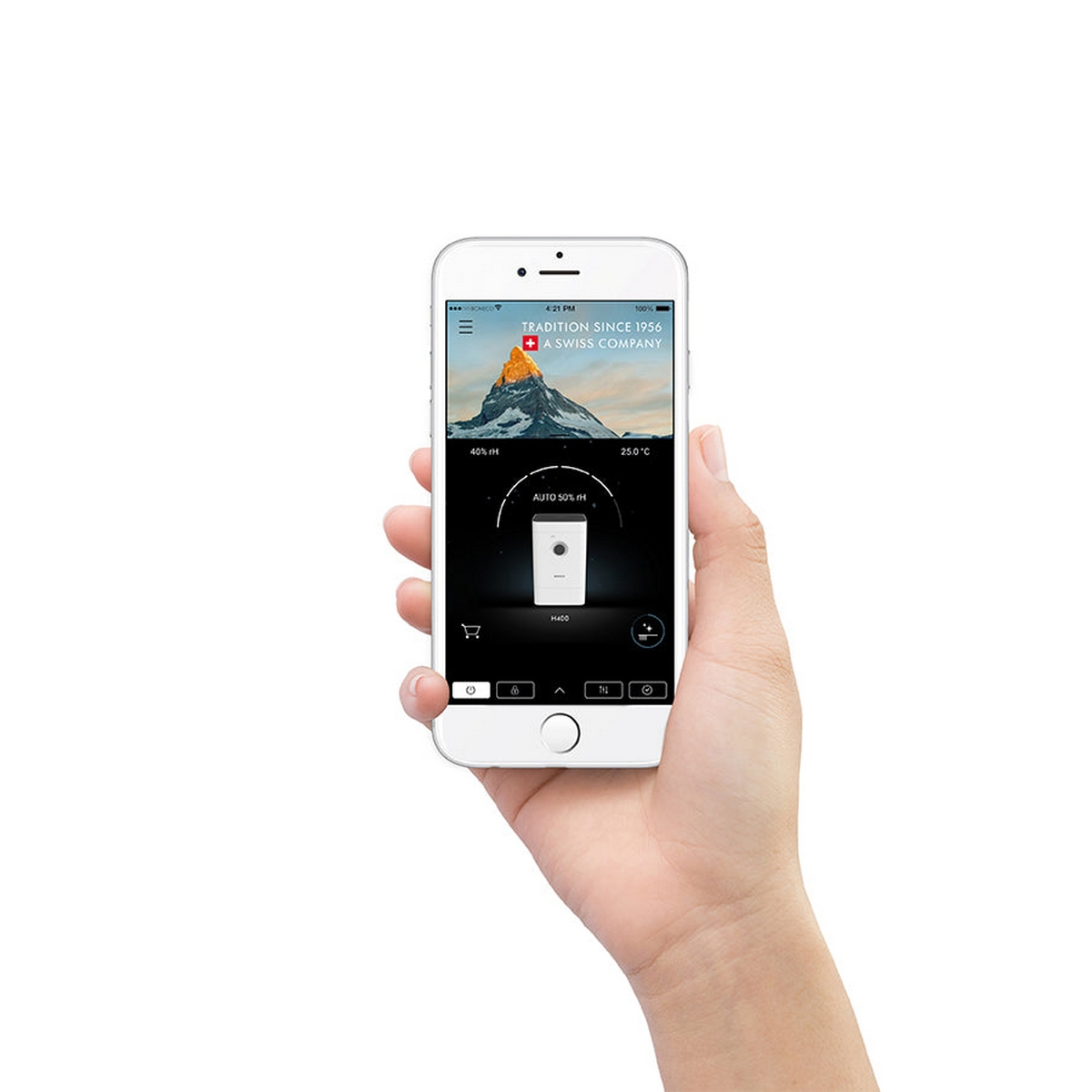 Hand hält weißes Telefon mit App-Bildschirm, der einen Berg und ein Schweizer Firmenlogo zeigt.