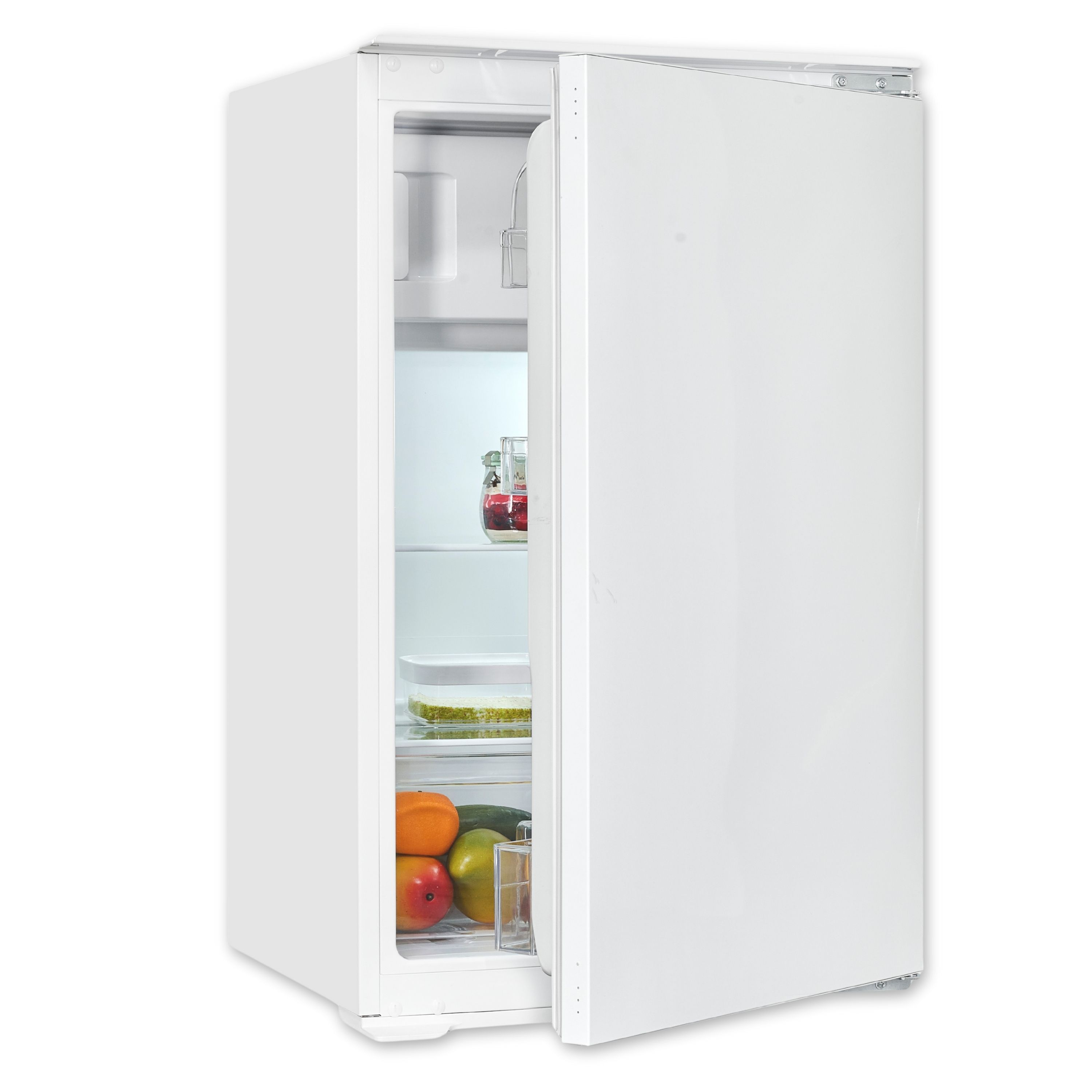 Weißer Kühlschrank mit offener Tür, zeigt Regale mit Lebensmitteln und einem Glas.