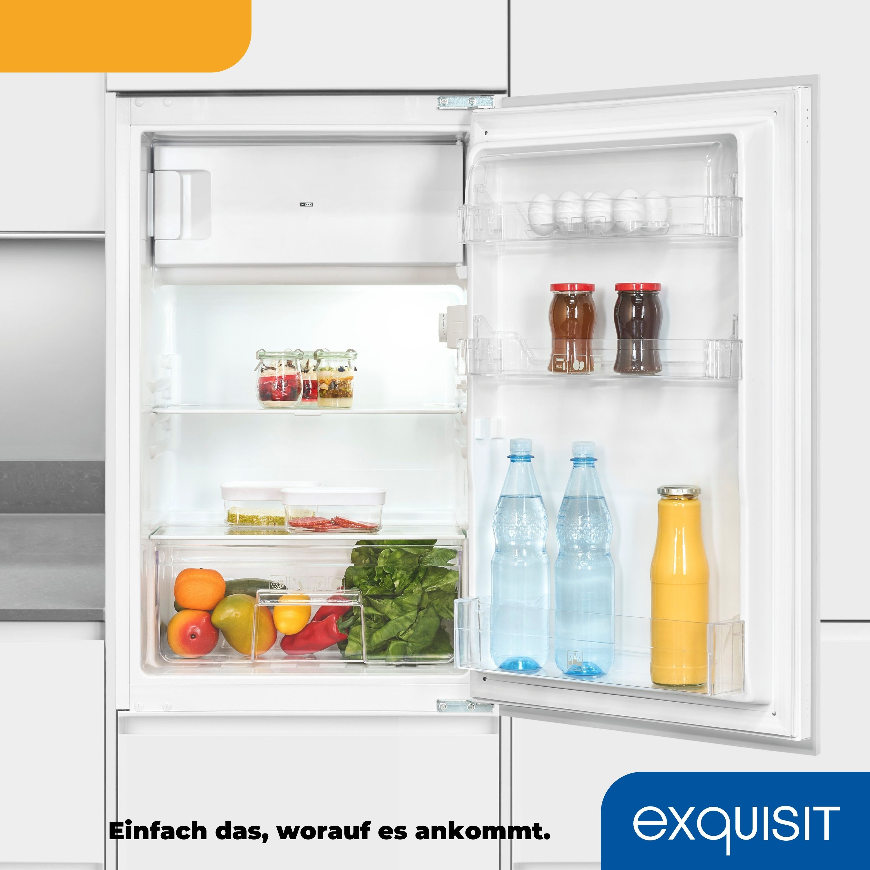 Offener Kühlschrank mit Lebensmitteln: Eier, Gläser, Wasserflaschen, Orangensaft, Obst und Gemüse.