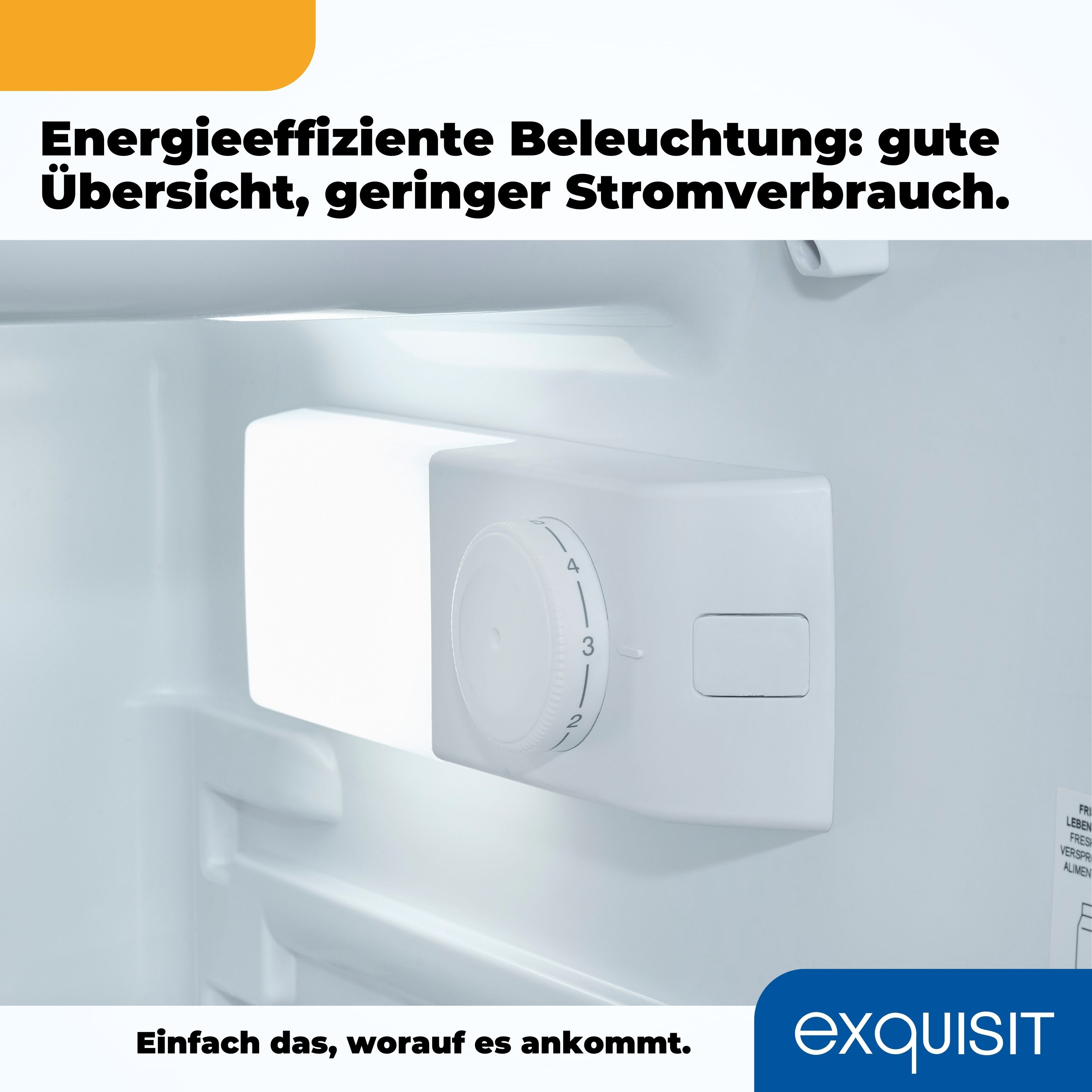Innenraum des Kühlschranks mit weißem Licht und einem Bedienfeld.