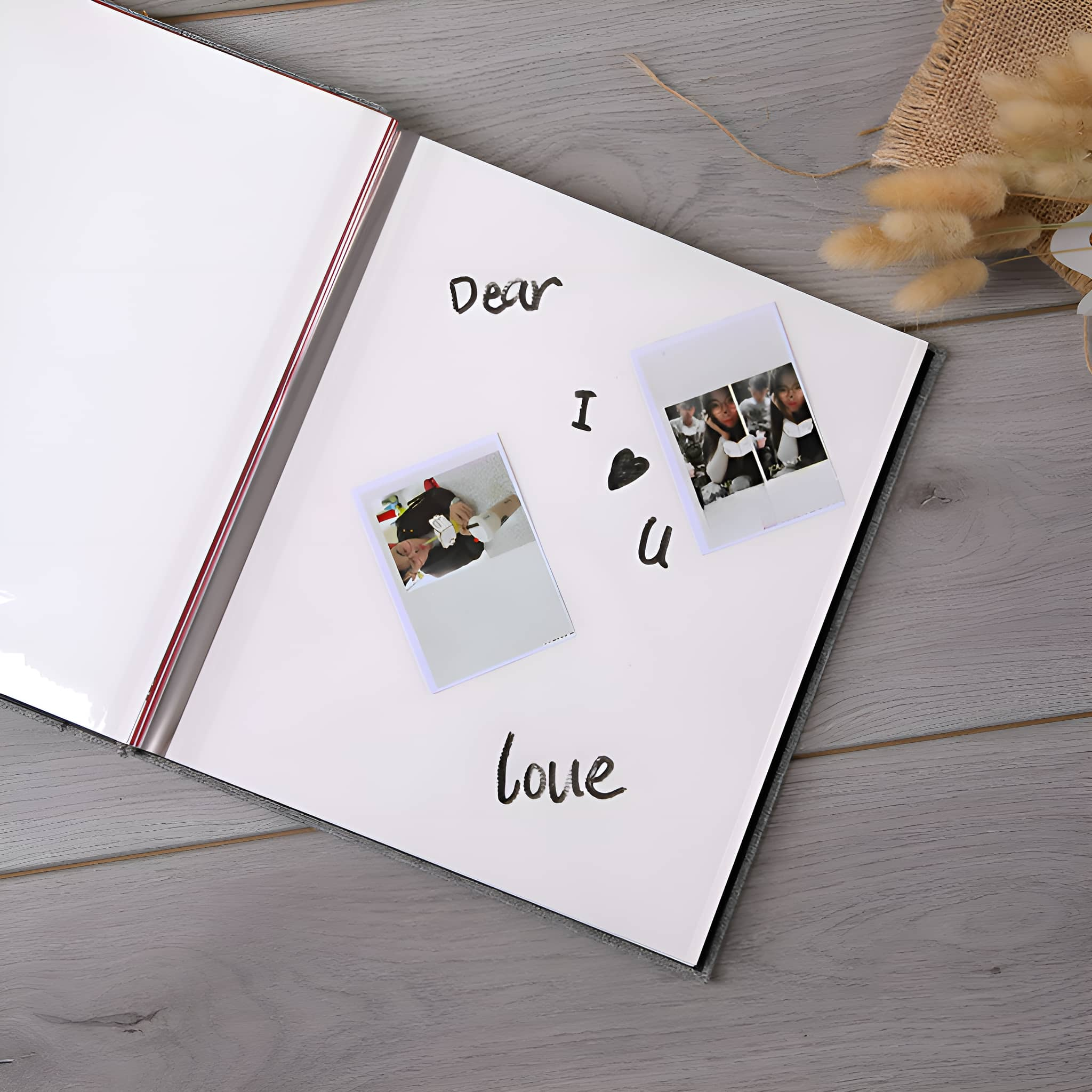 Ein offenes Fotoalbum mit Fotos. Handschriftlicher Text: 'Dear I U love'.