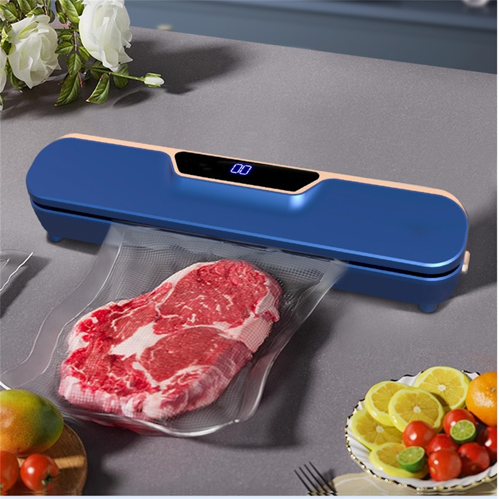Blaues Vakuumiergerät mit rohem Steak in einem durchsichtigen Beutel. Limetten und Zitronen liegen daneben.