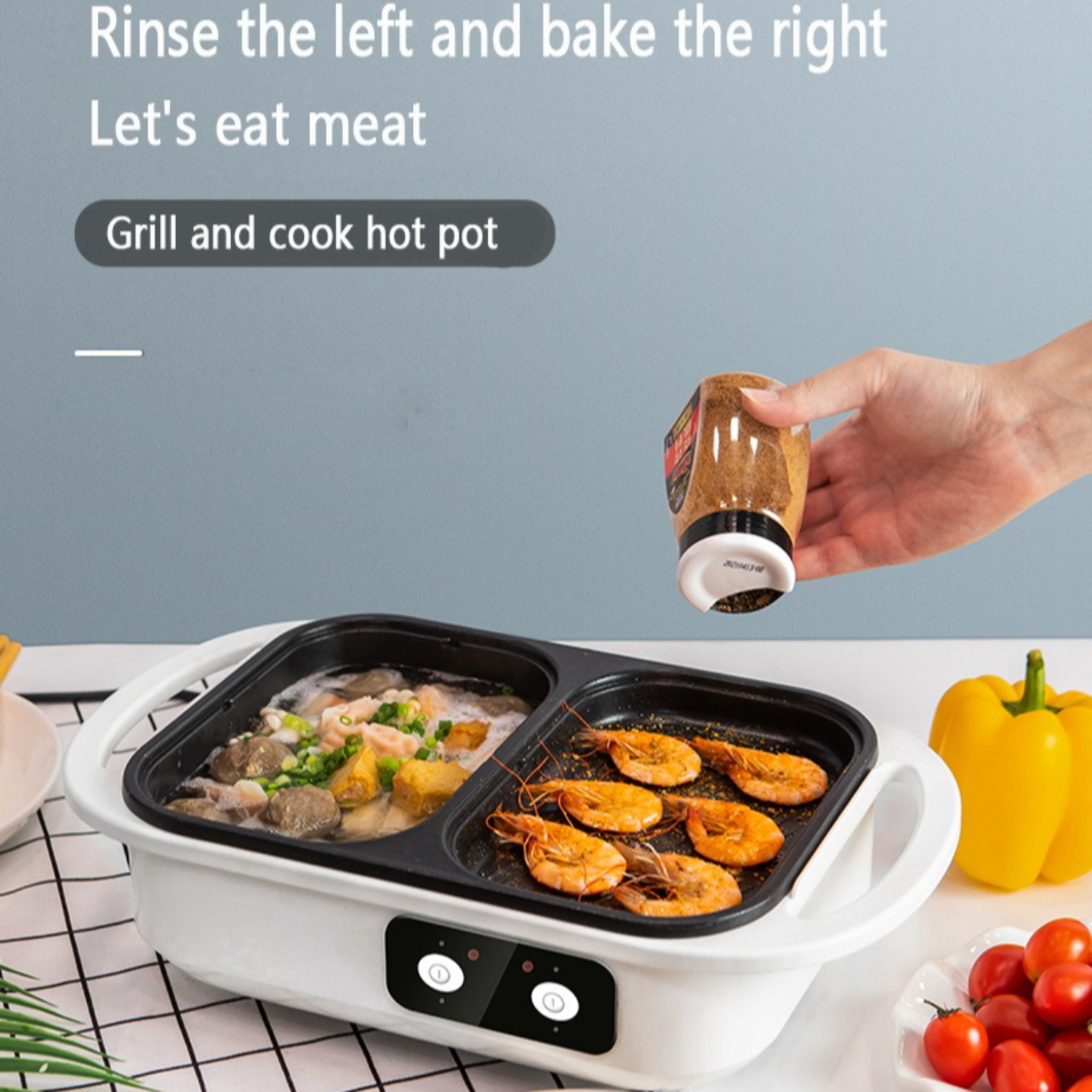 Ein Hot Pot mit zwei Kochbereichen. Gemüse und Garnelen im Topf. Gewürze werden von einer Hand hinzugefügt.
