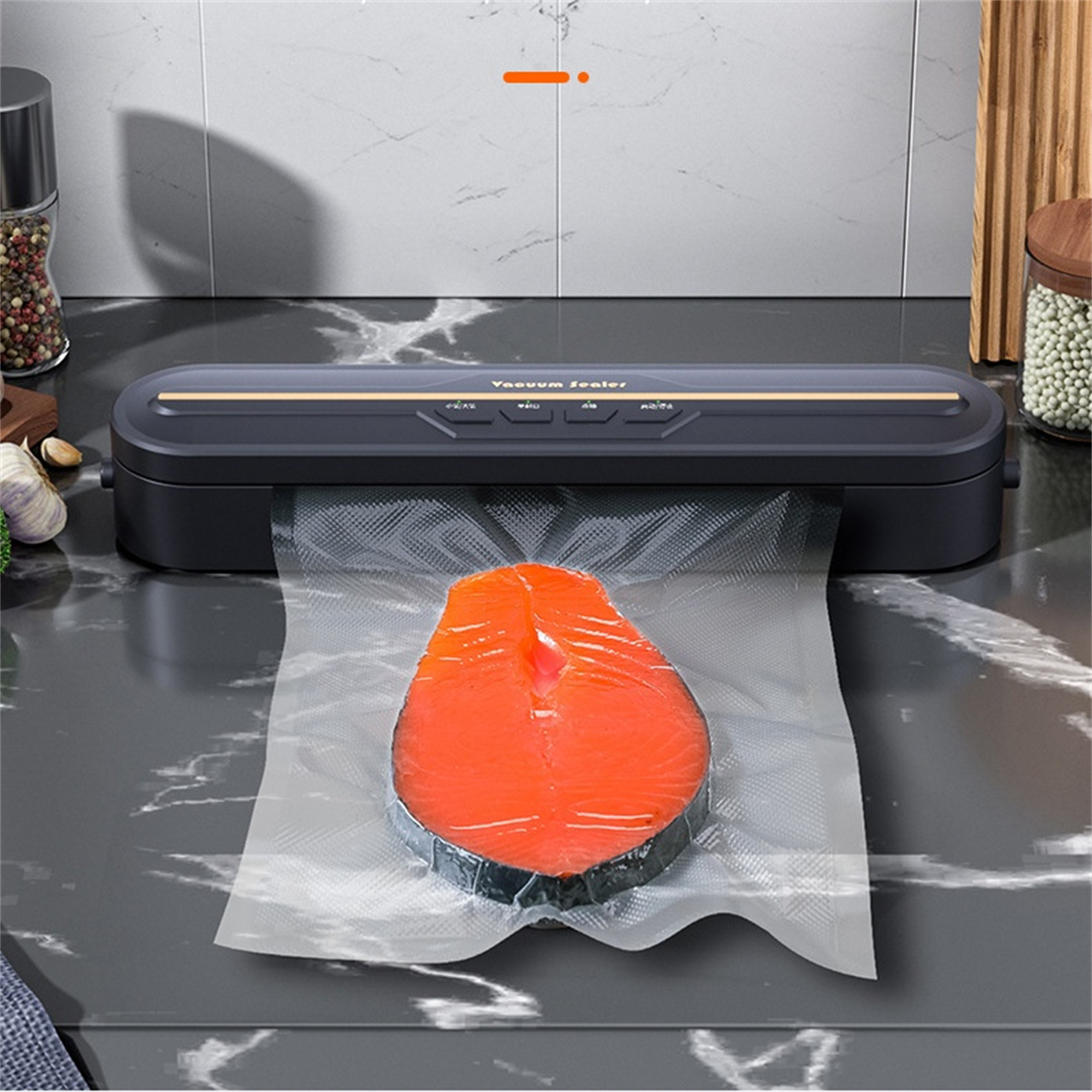 Vakuumierer mit einem Lachssteak in einem Plastikbeutel. Schwarze Arbeitsplatte.