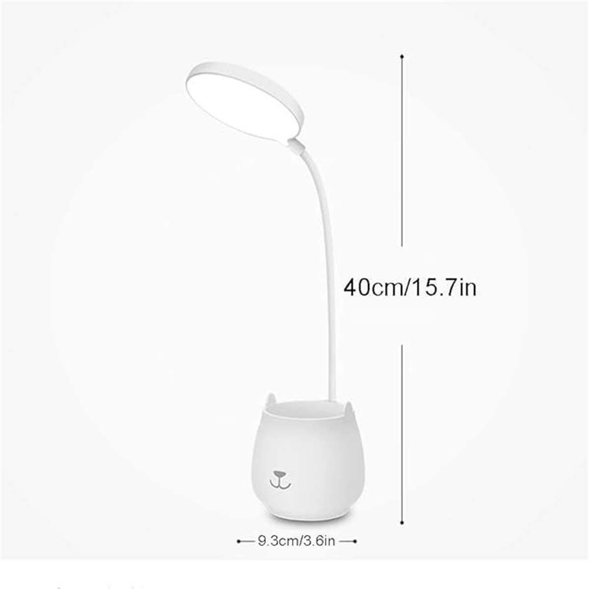Eine weiße Schreibtischlampe mit rundem Kopf und katzenförmigem Sockel, mit Größenangaben.