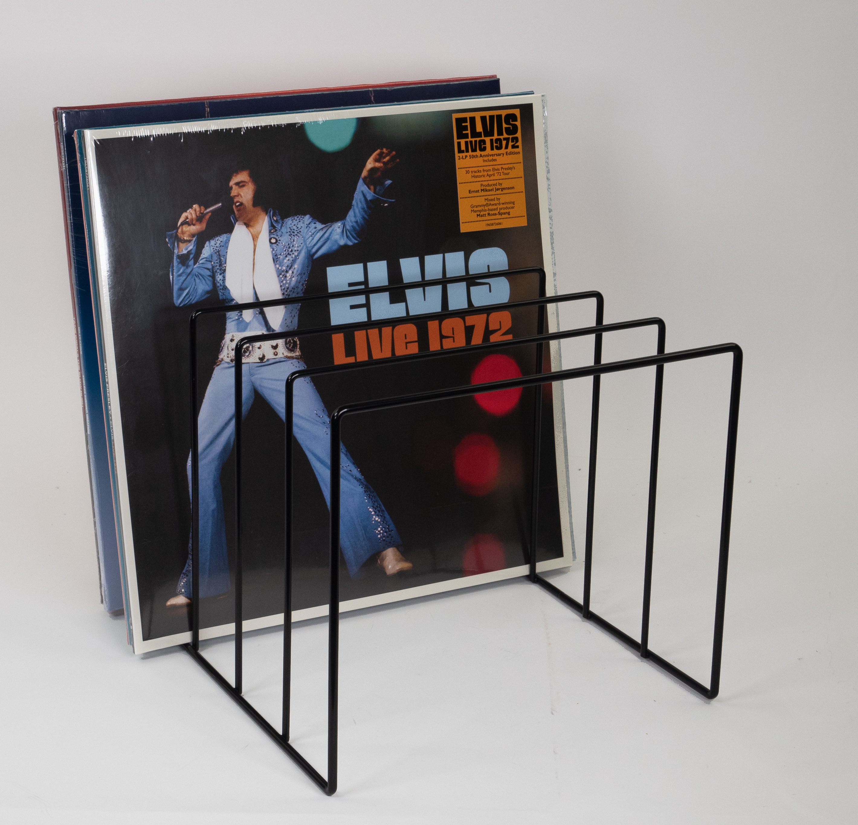 Elvis Presley-Album in einem schwarzen Metallplattenhalter. Andere Platten dahinter.