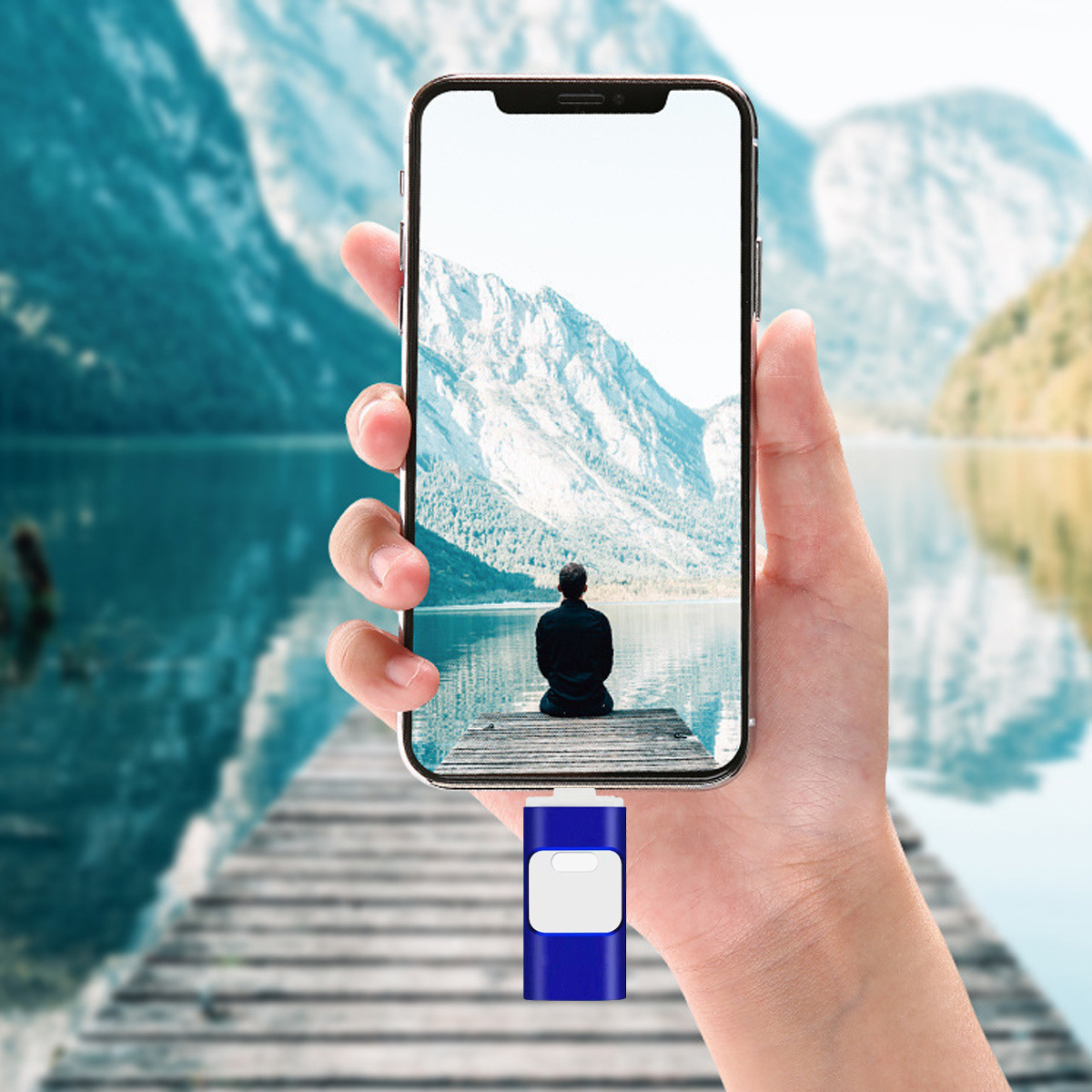 Eine Person hält ein Telefon mit einem Landschaftsfoto, mit blauem USB-C-Anschluss.