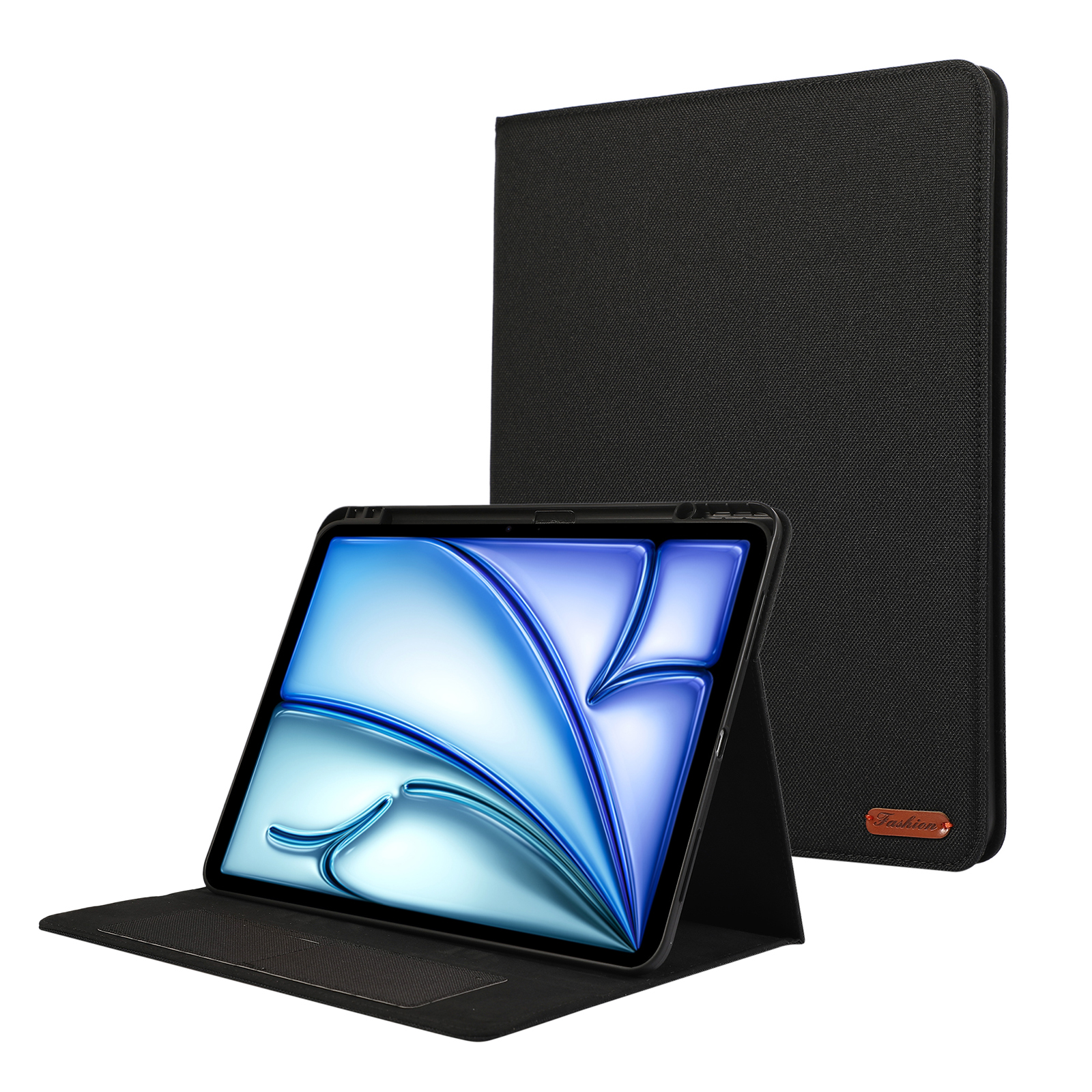 Ein schwarzes Tablet mit einer schwarzen Hülle. Die Hülle ist offen und das Tablet steht auf seinem Ständer.