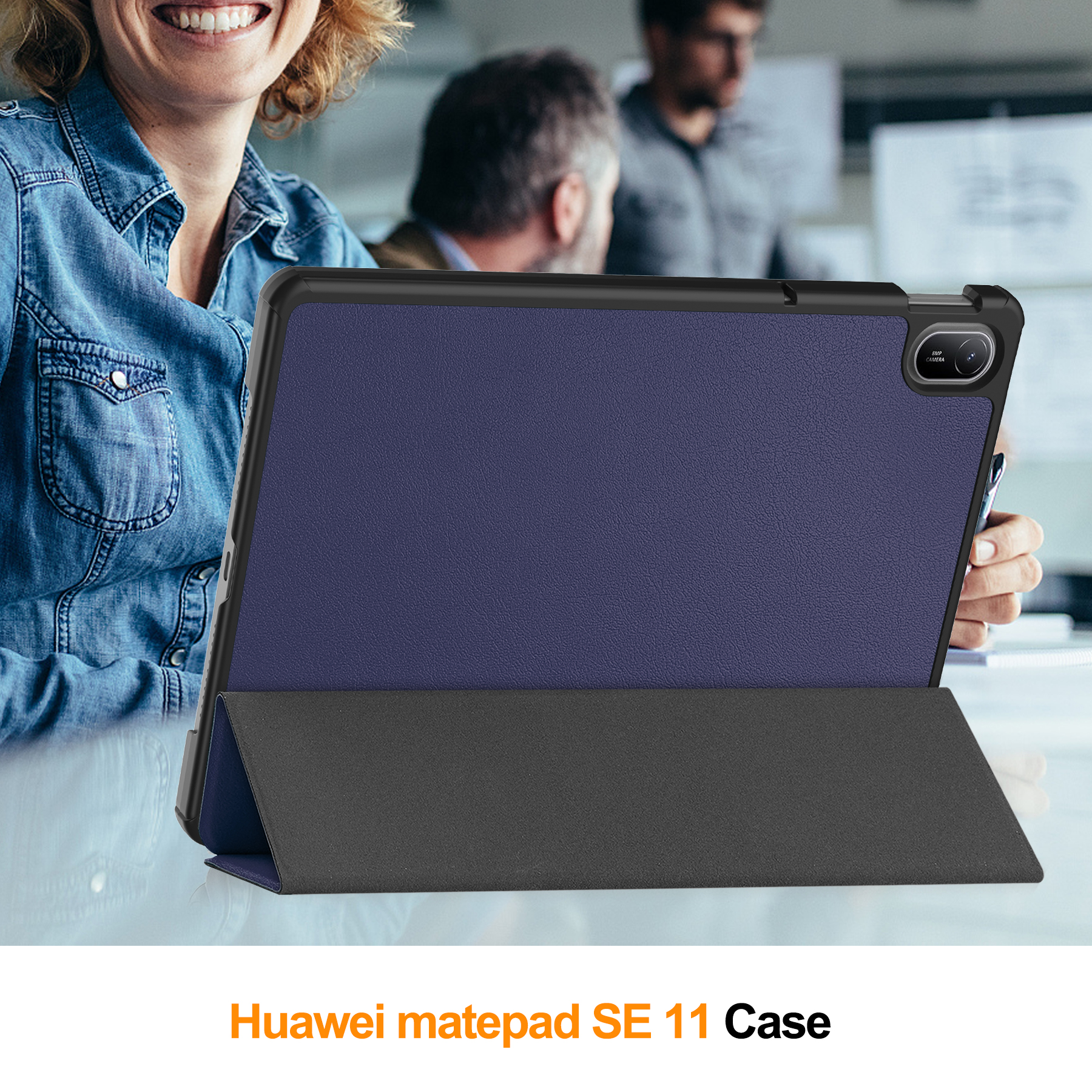 Ein Tablet mit blauem Cover, gehalten von einer Person. Das Tablet ist im Querformat. Andere Personen sind im Hintergrund.