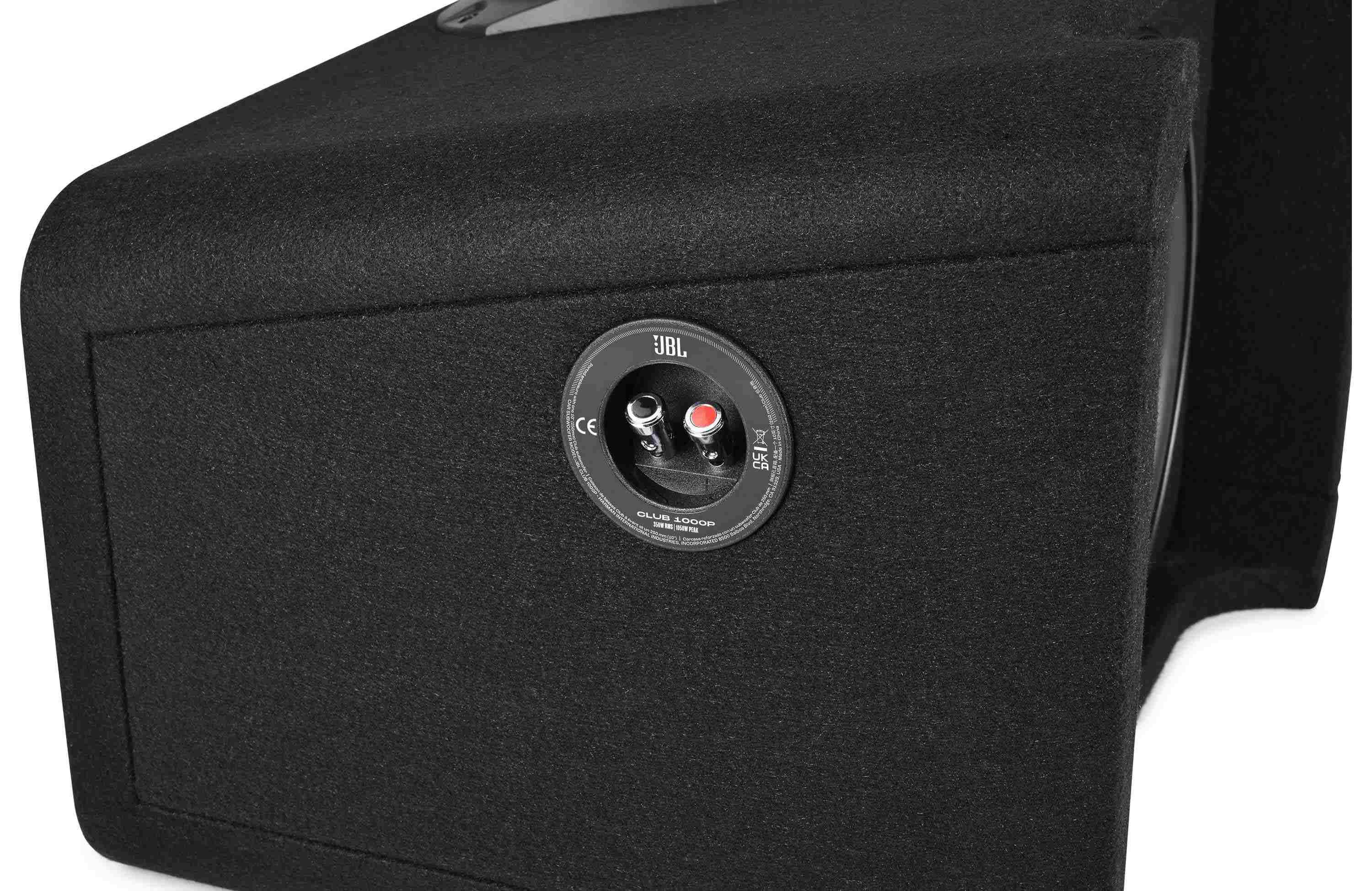 Ein schwarzer Subwoofer mit JBL-Logo und Anschlusspunkten. Der Hintergrund ist weiß.