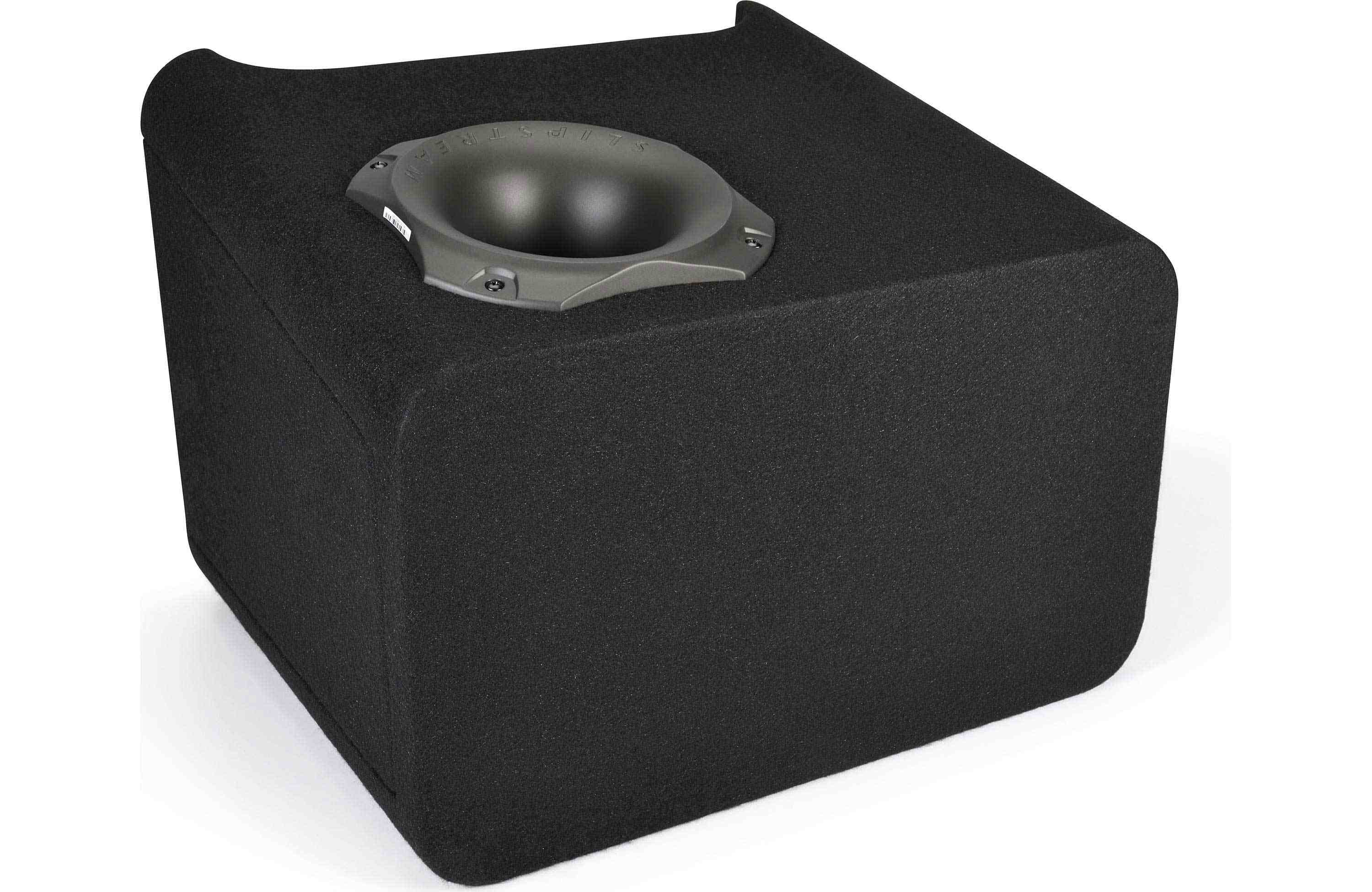 Schwarzer, quadratischer Subwoofer mit zentralem Lautsprecher. Weißer Hintergrund.