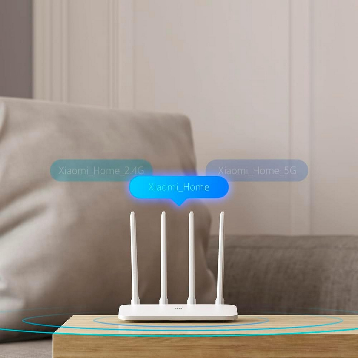Enrutador blanco con cuatro antenas, etiquetas digitales azules y mesa de madera. Un sofá en el fondo.
