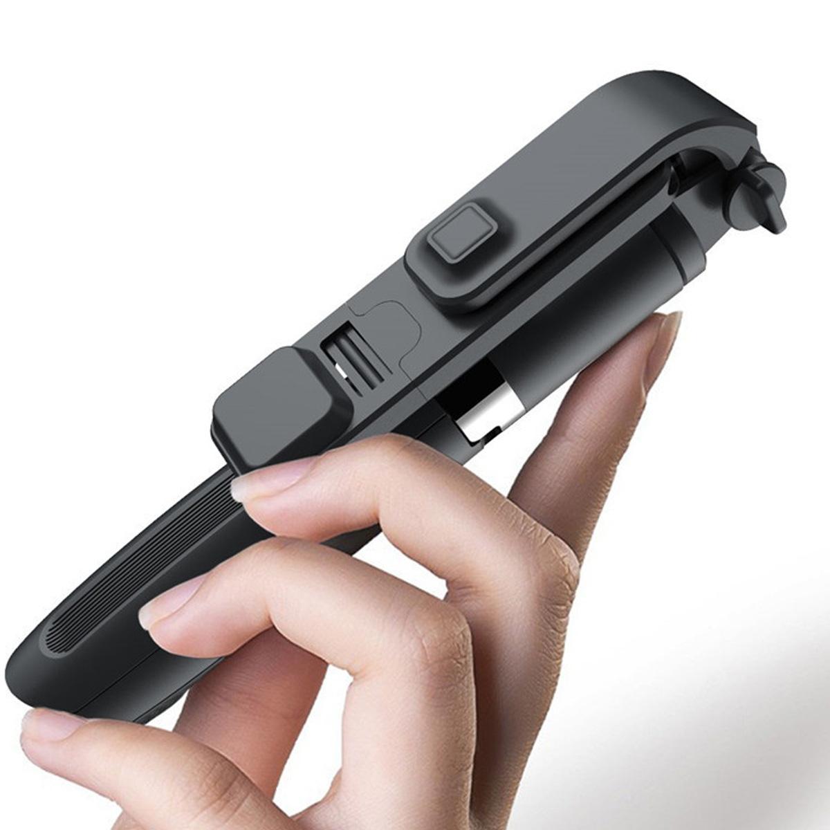 Schwarzer Selfie-Stick, von einer Hand gehalten. Der Stick ist ausgefahren, einsatzbereit.