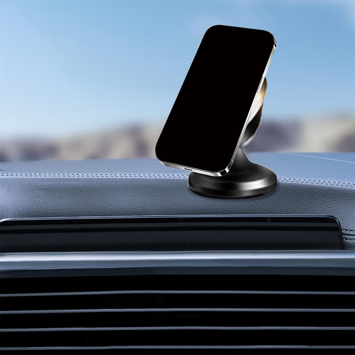 Schwarze Telefonhalterung auf dem Armaturenbrett eines Autos. Der Himmel ist im Hintergrund.