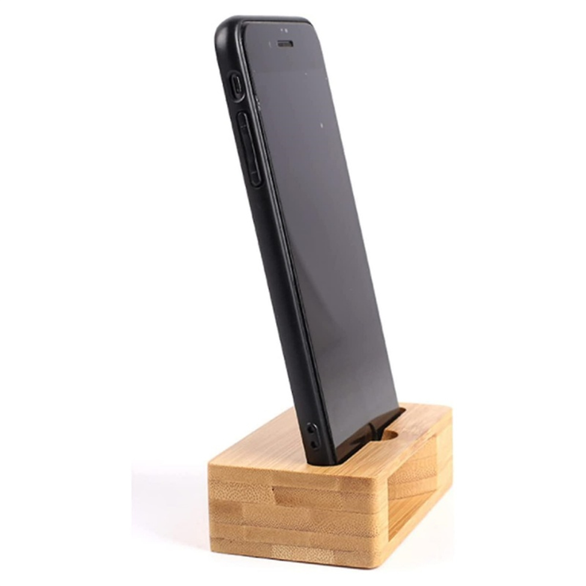Ein schwarzes Smartphone steht in einem hellbraunen Bambusständer vor weißem Hintergrund.