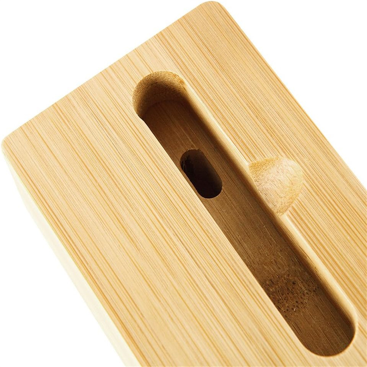 Telefonständer aus Holz mit einem Schlitz und einem Loch. Der Ständer ist hellbraun. Er hat einen Schlitz und ein Loch für Kabel.