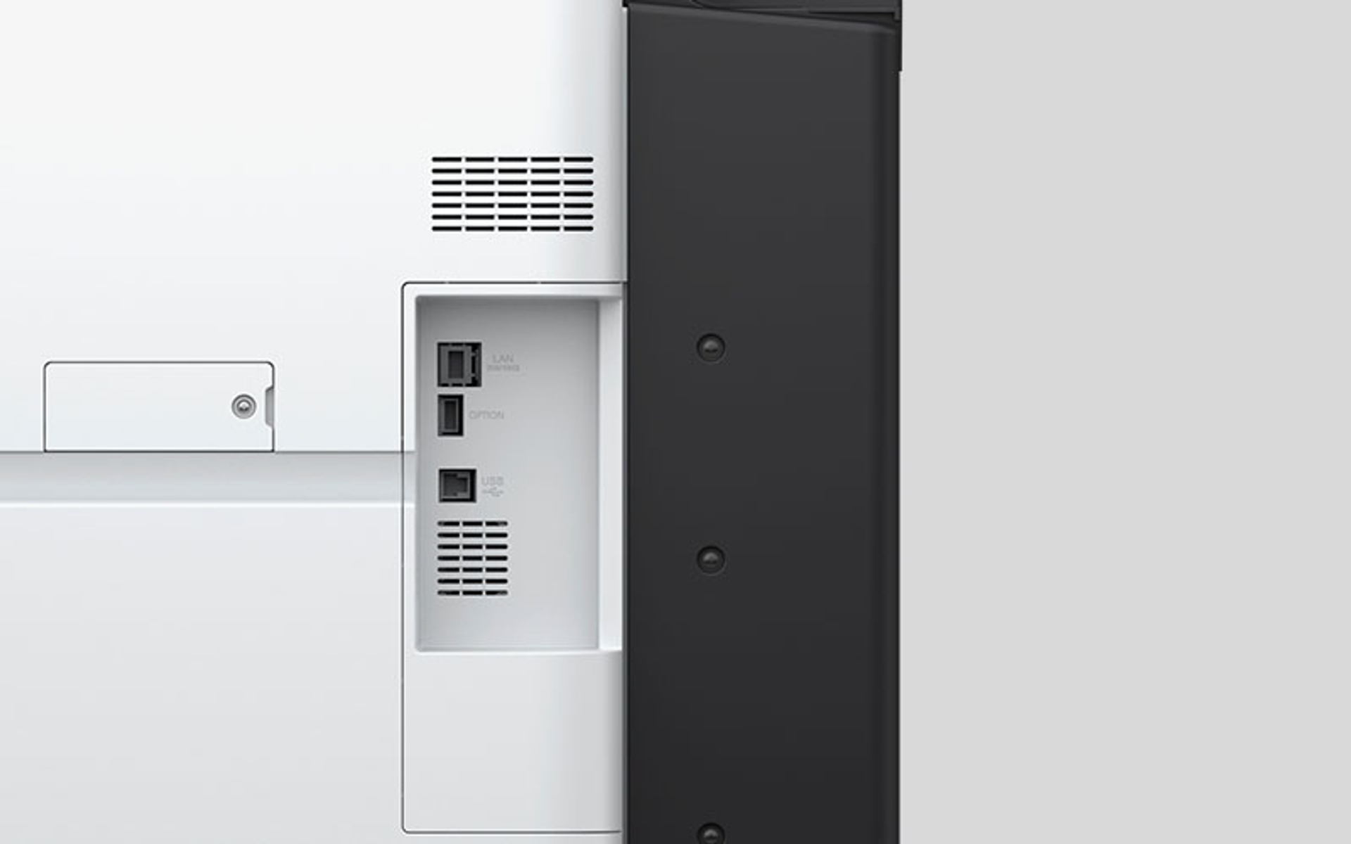 Rückseite eines weißen Druckers mit sichtbaren Anschlüssen. Es gibt LAN-, OPTION- und USB-Anschlüsse.