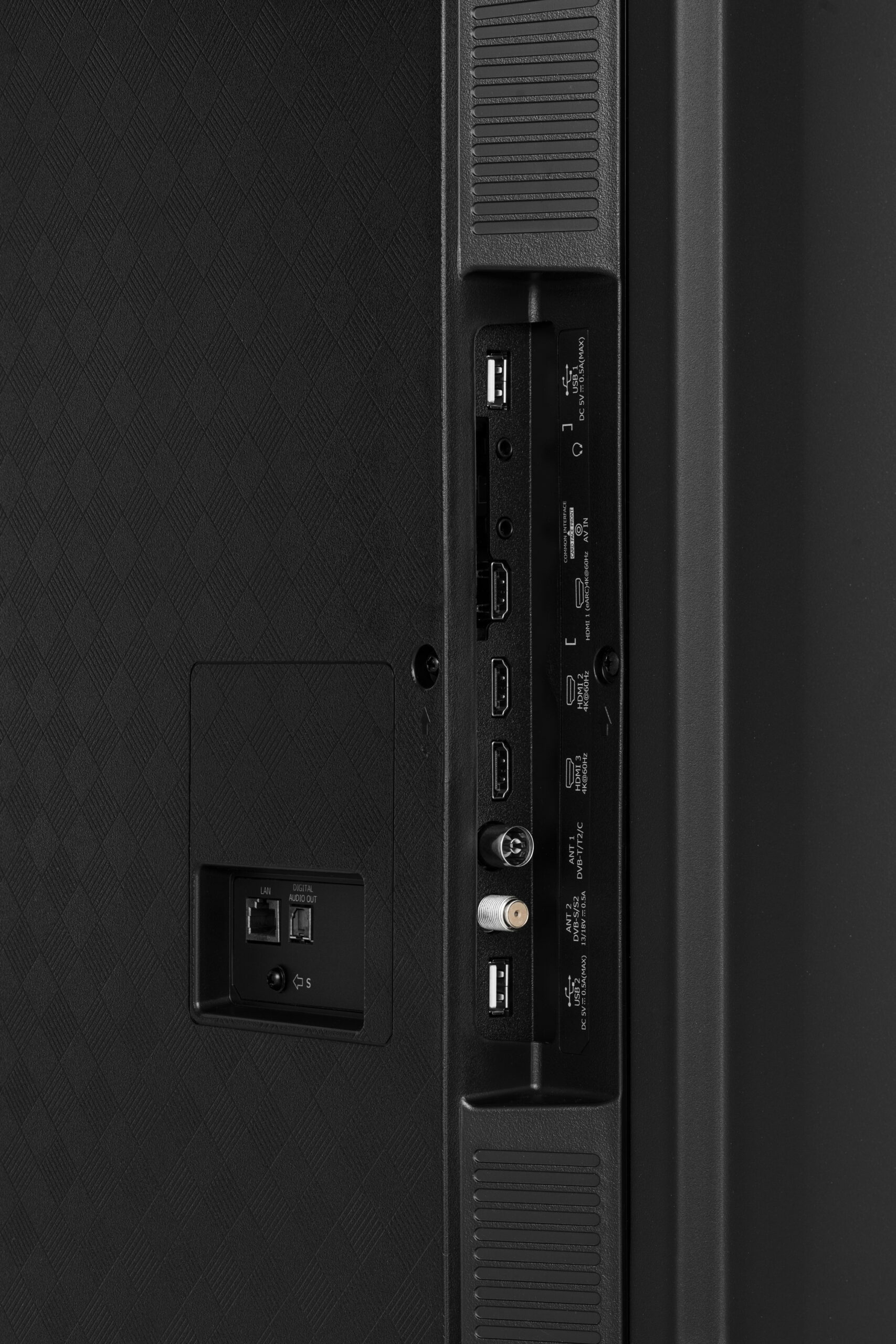 Widoczne są porty z tyłu telewizora. Obejmują porty USB, HDMI i antenowe.