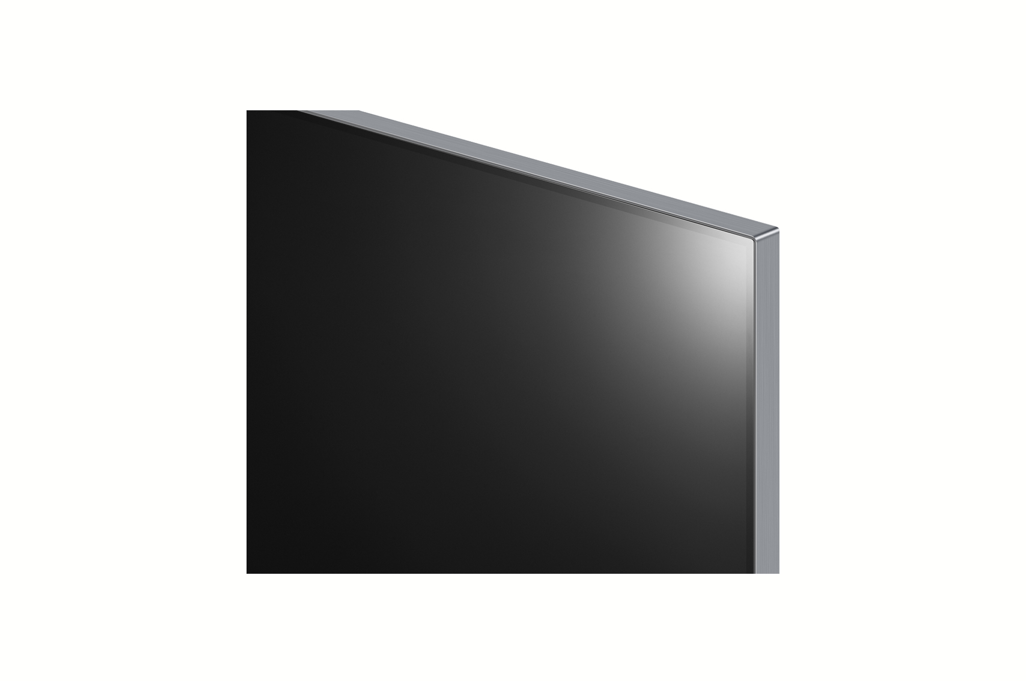 Primo piano dell'angolo di uno schermo TV con cornice argentata. Display nero. Sfondo bianco.