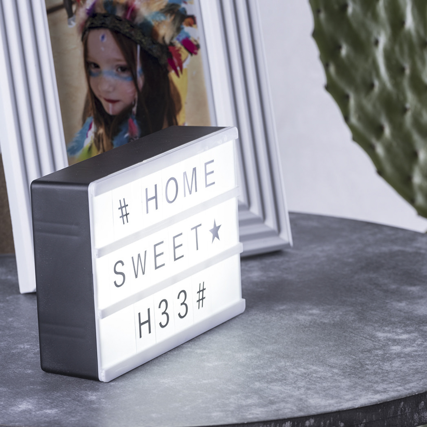 Letrero iluminado, negro con letras blancas: HOME SWEET H33#, foto.