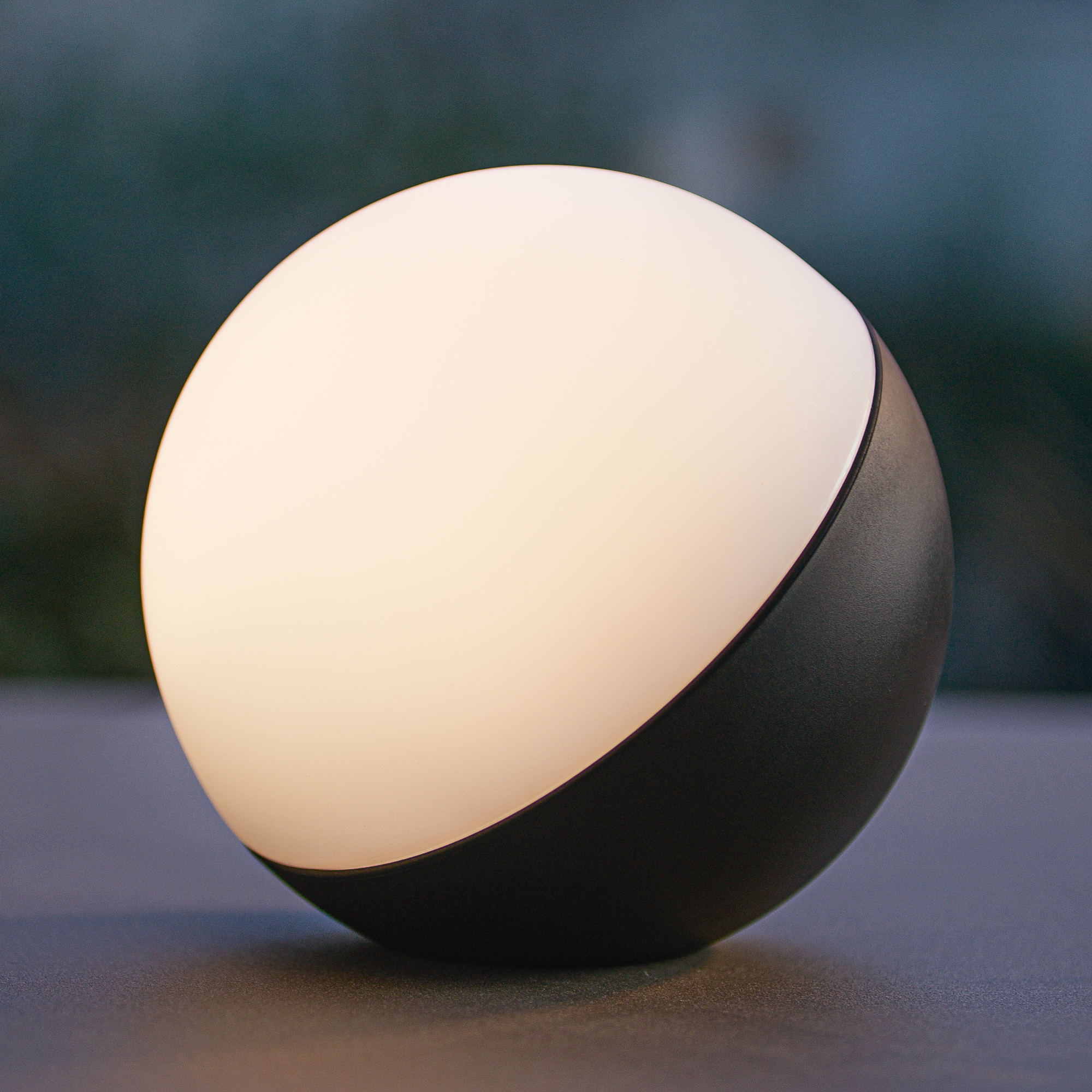 Luz de globo blanco y negro. La luz está en el lado derecho.