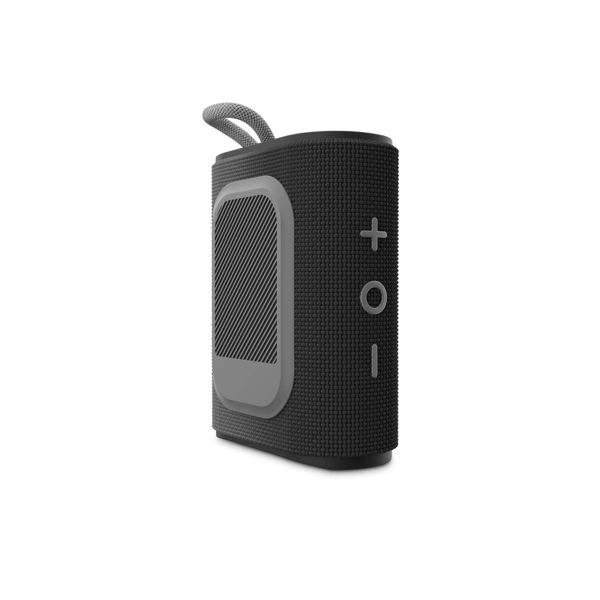 Un altavoz portátil negro con botones y un asa. Fondo blanco.