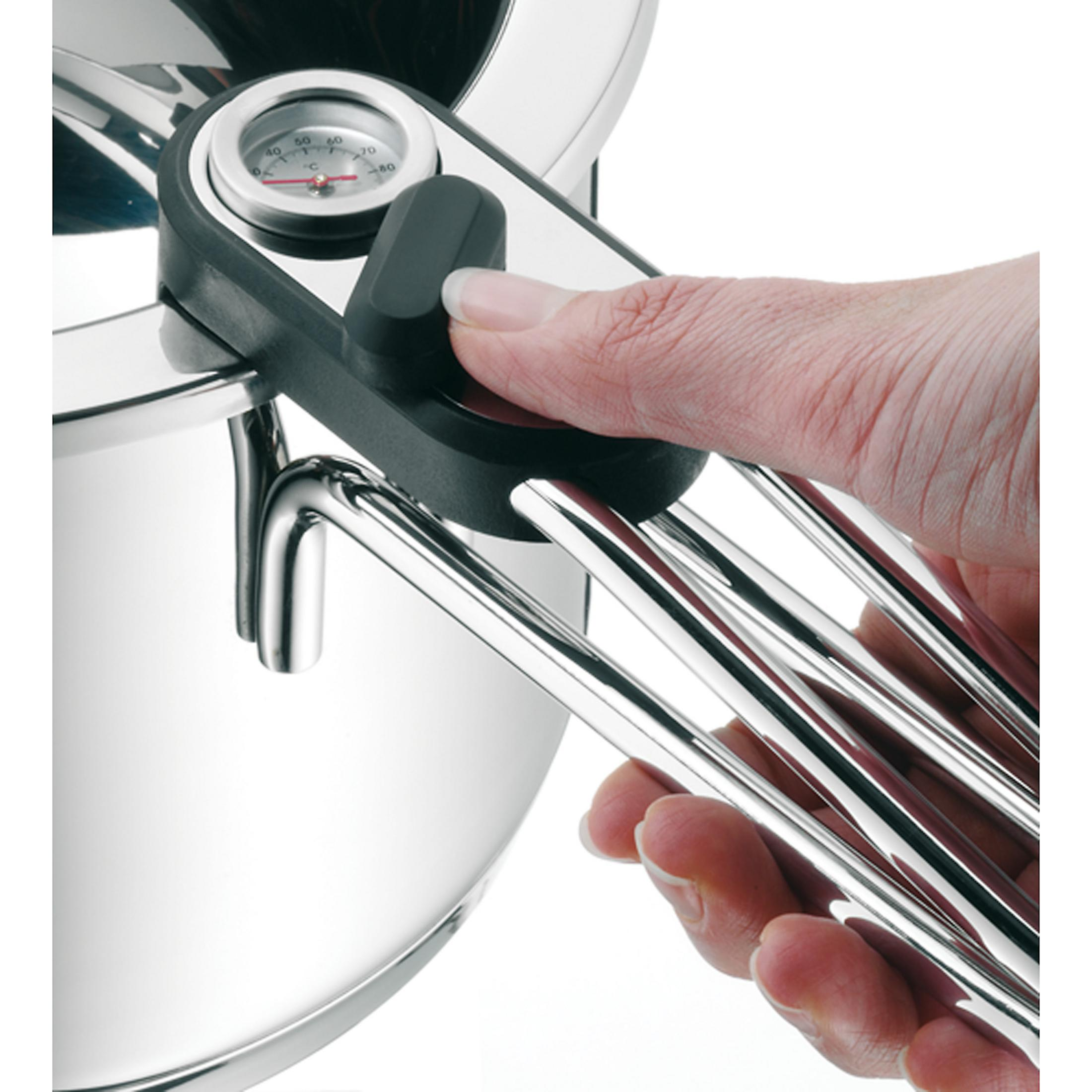 Kochtopf aus Edelstahl, eine Hand hält den Deckel mit Thermometer.