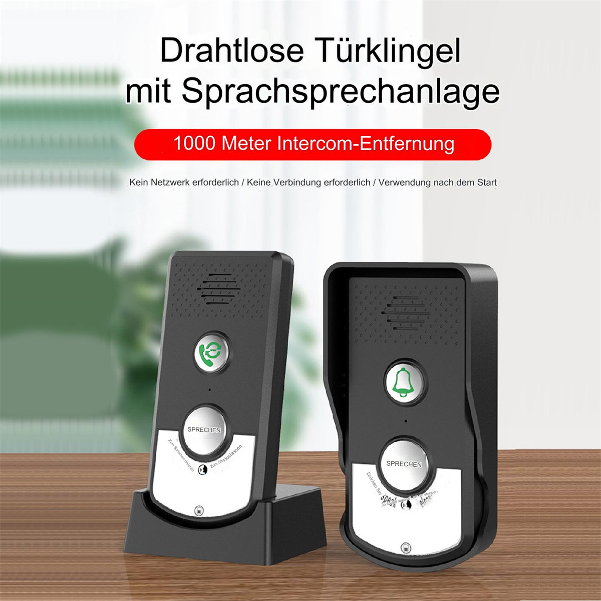 Zwei schwarze Gegensprechanlagen. Eine auf einer Basis, die andere ohne. Text auf Deutsch. Holz Tisch.