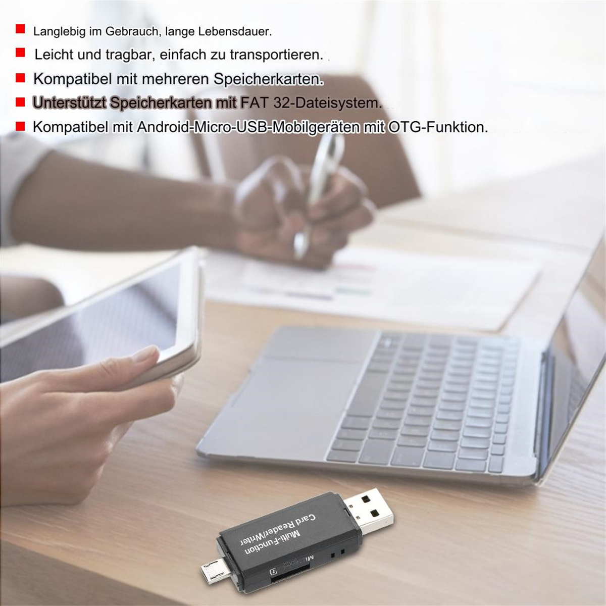 Ein Kartenleser liegt auf einem Holztisch, neben einem Laptop und einem Tablet. Eine Hand hält ein Tablet.