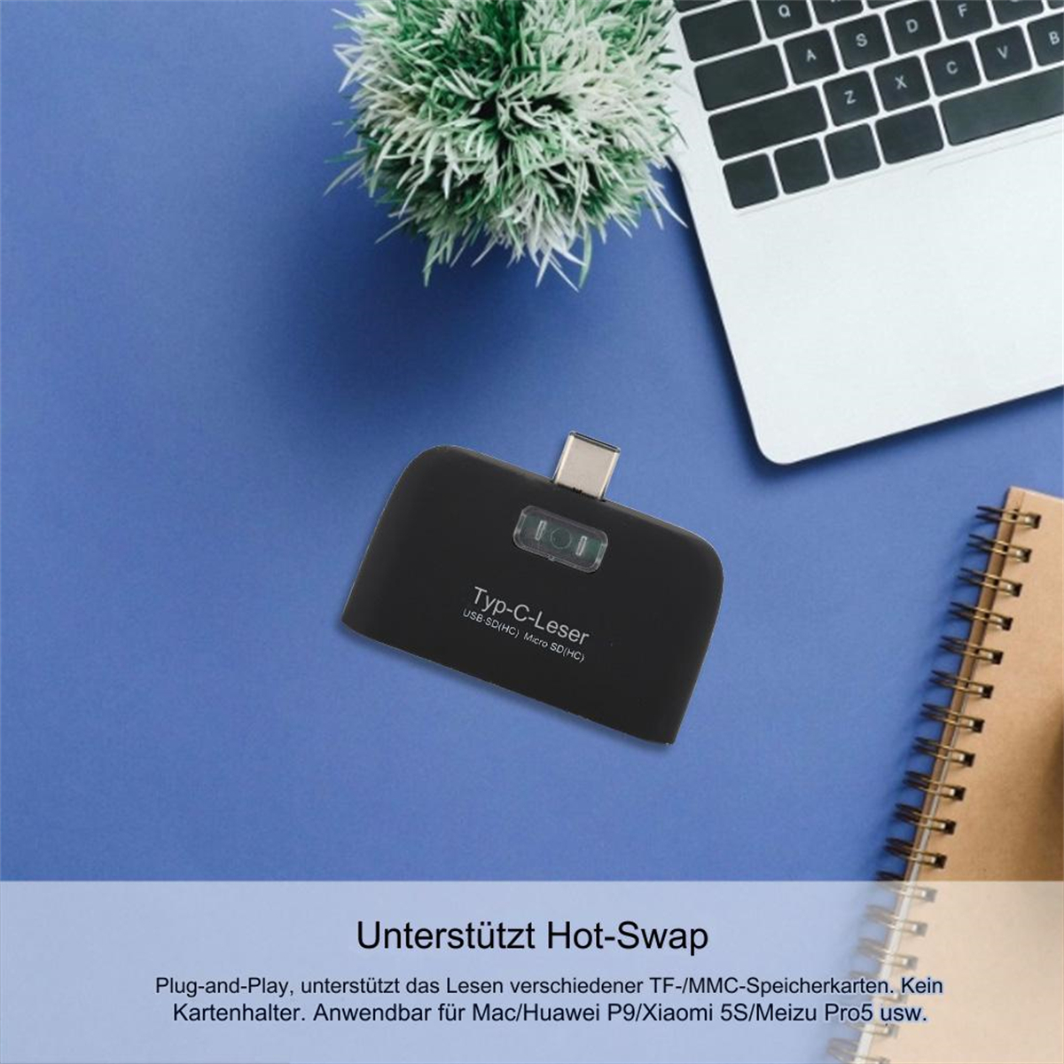 Ein schwarzer Adapter mit USB-C-Anschluss liegt auf einem blauen Schreibtisch in der Nähe eines Laptops.