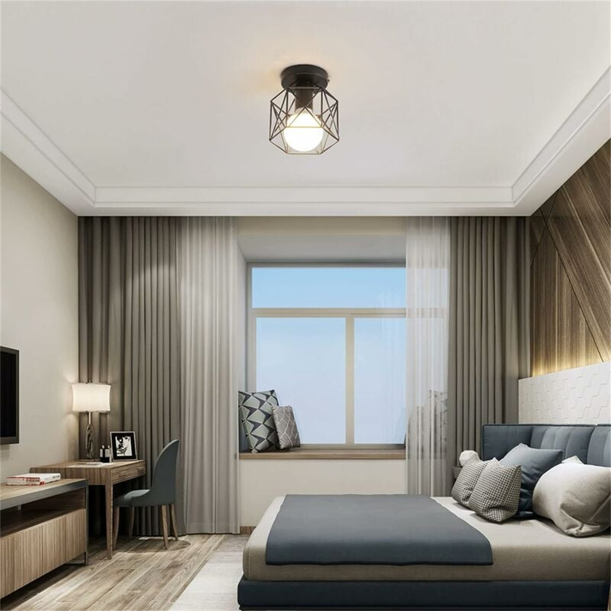 Schlafzimmer mit Bett, Schreibtisch und Deckenleuchte.