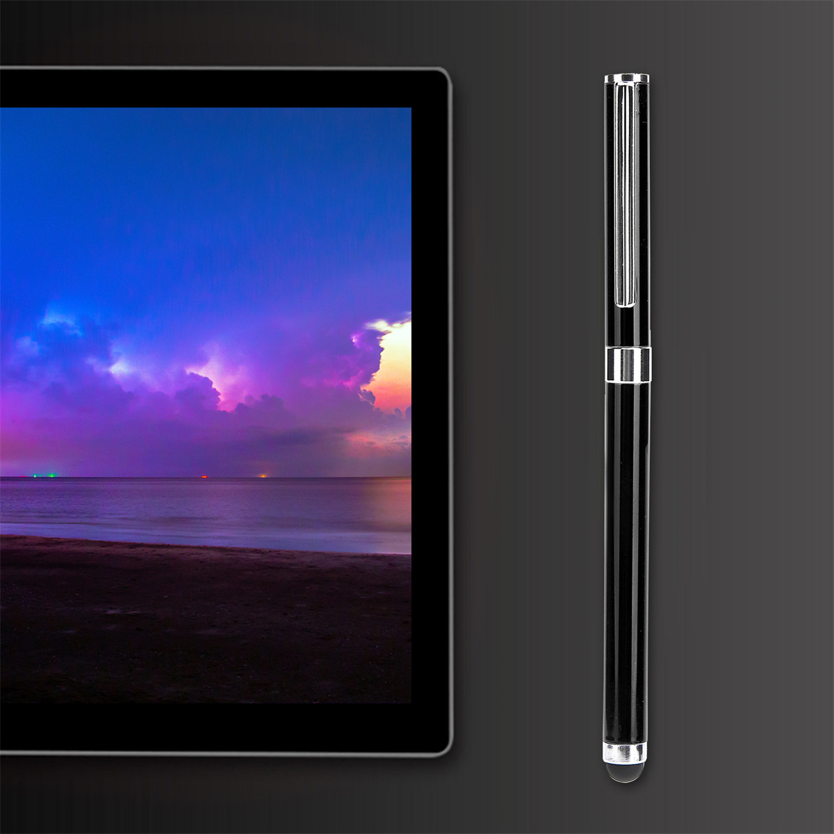 Tablet-Bildschirm zeigt Sonnenuntergang über dem Ozean. Ein Stift daneben.